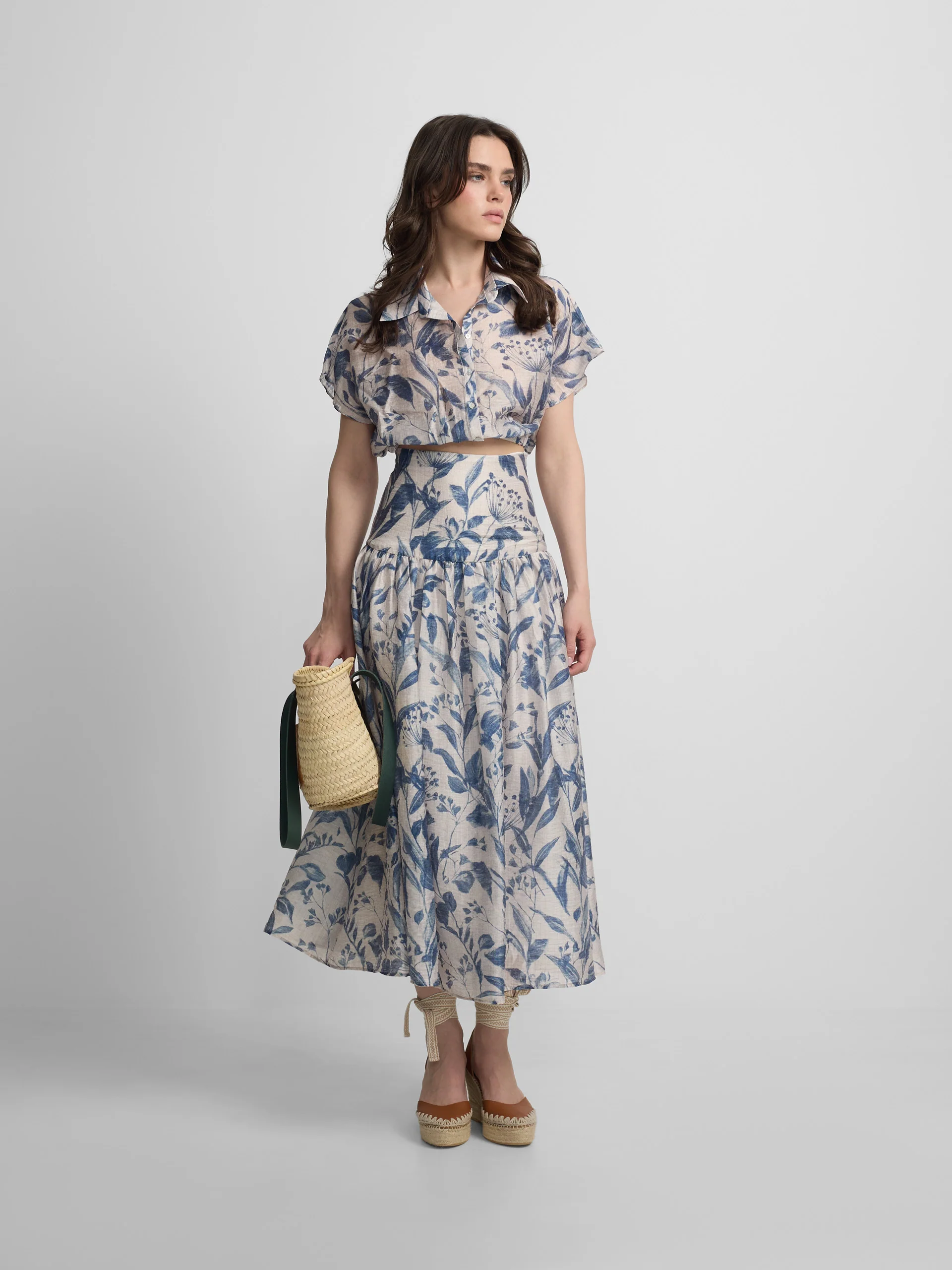 Blusa corta estampado flores azul - Image 3