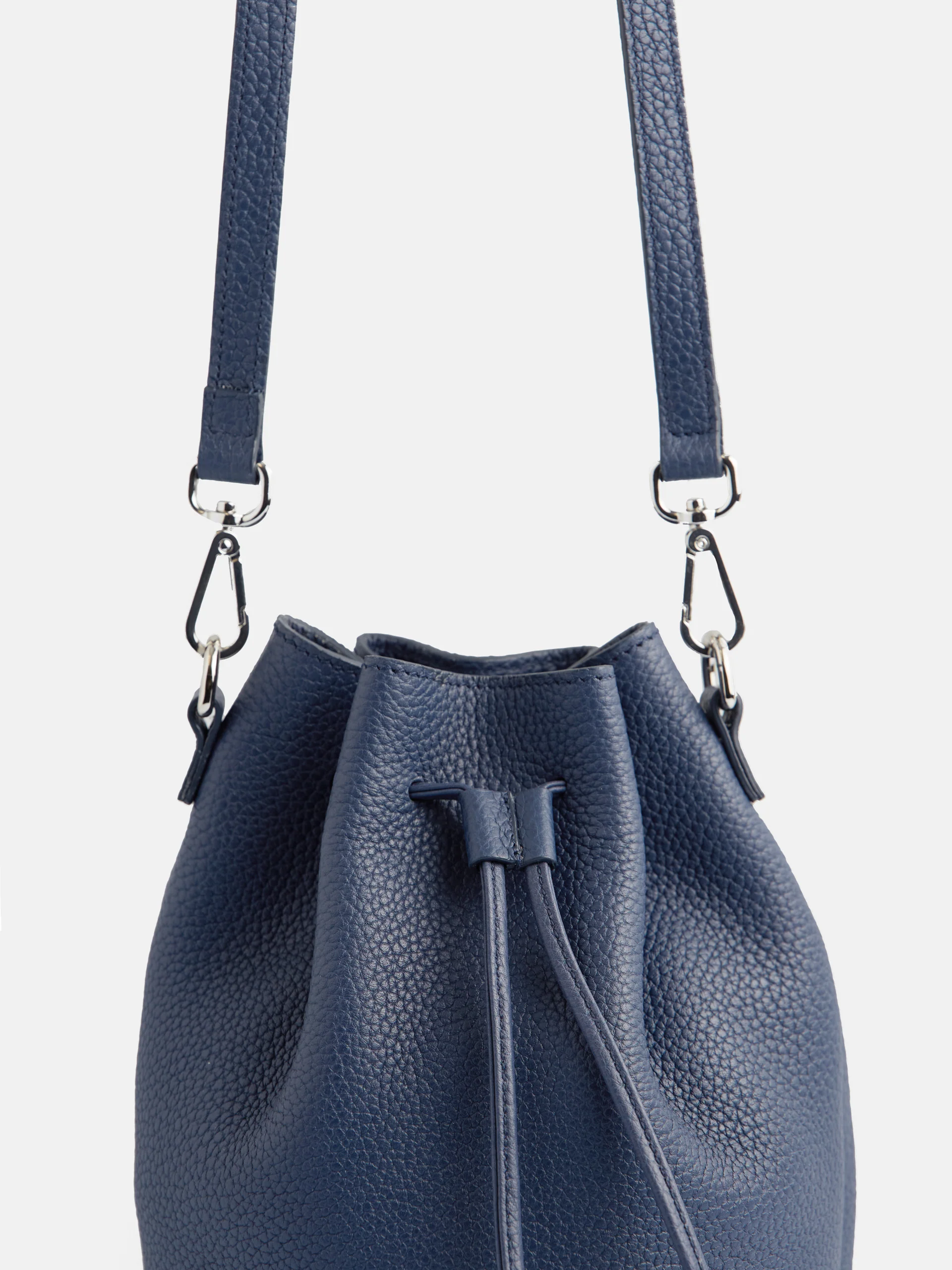 Bolso saco piel azul marino - Image 5