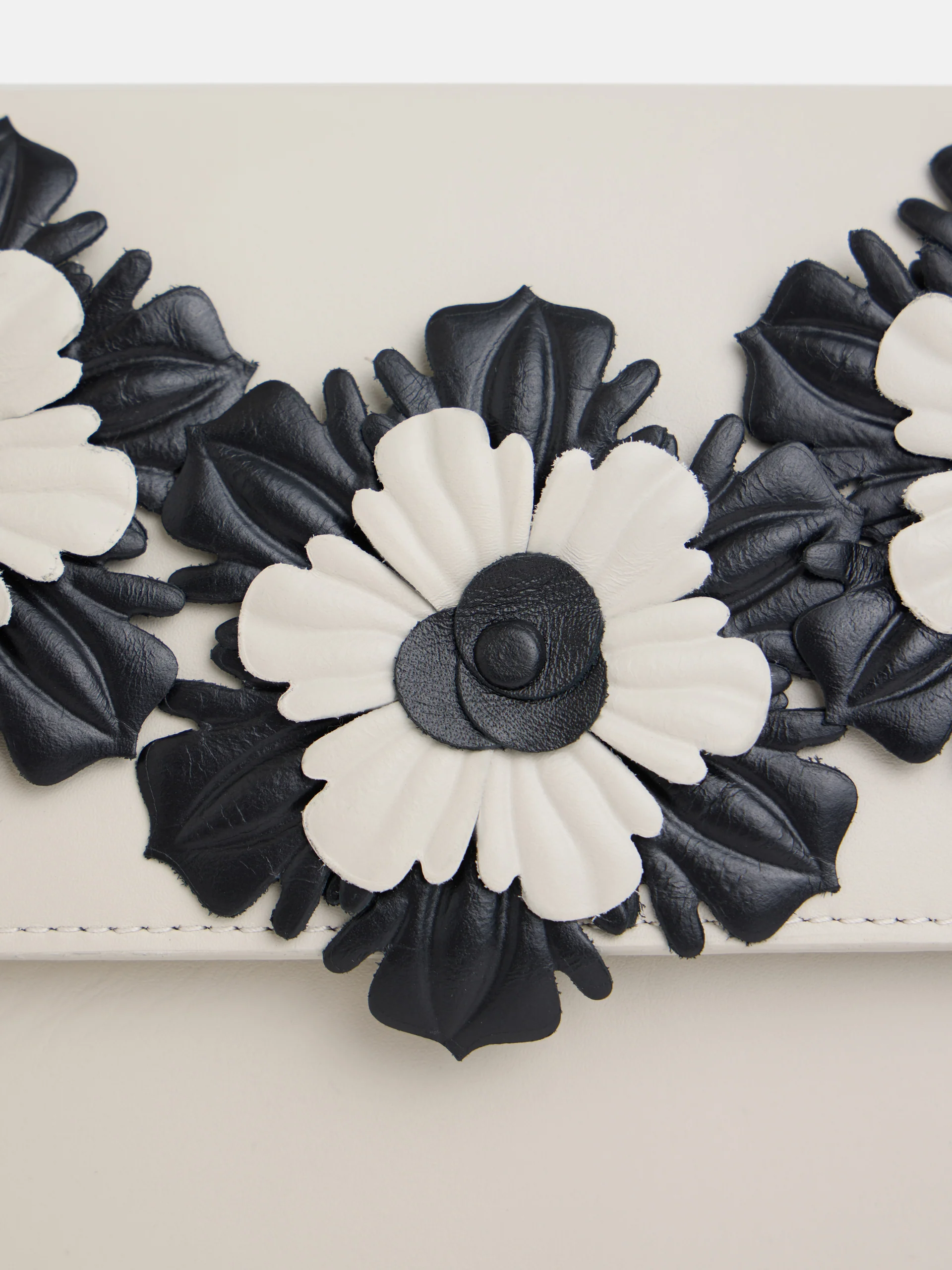 Bolso velada napa clutch crudo - Image 5