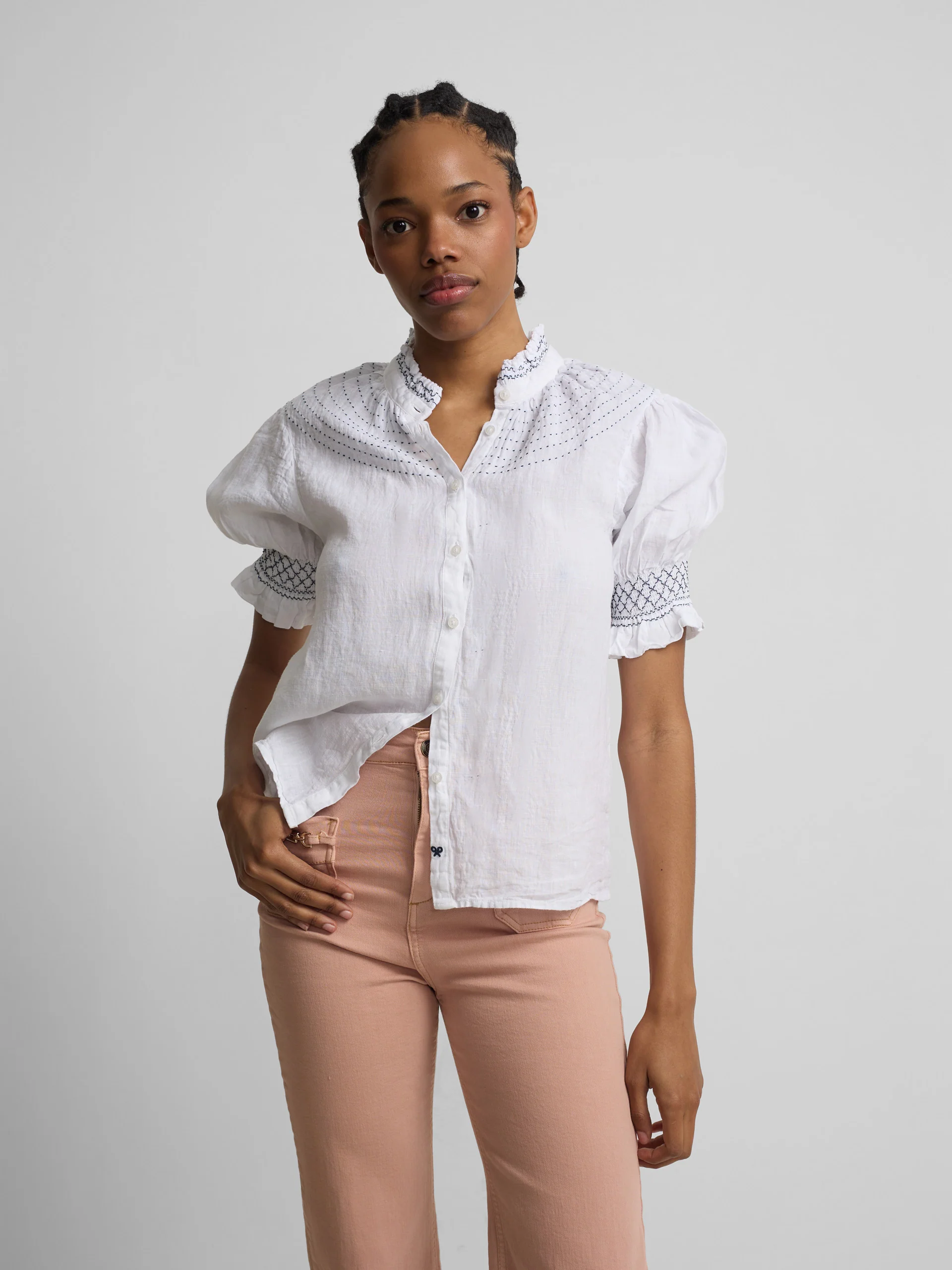 Camisa fruncida manga corta lino blanca - Image 3