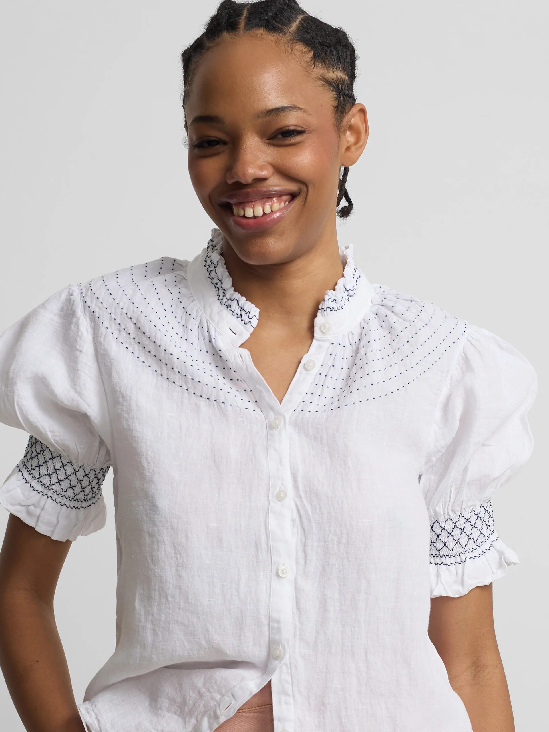 Camisa fruncida manga corta lino blanca - Image 4