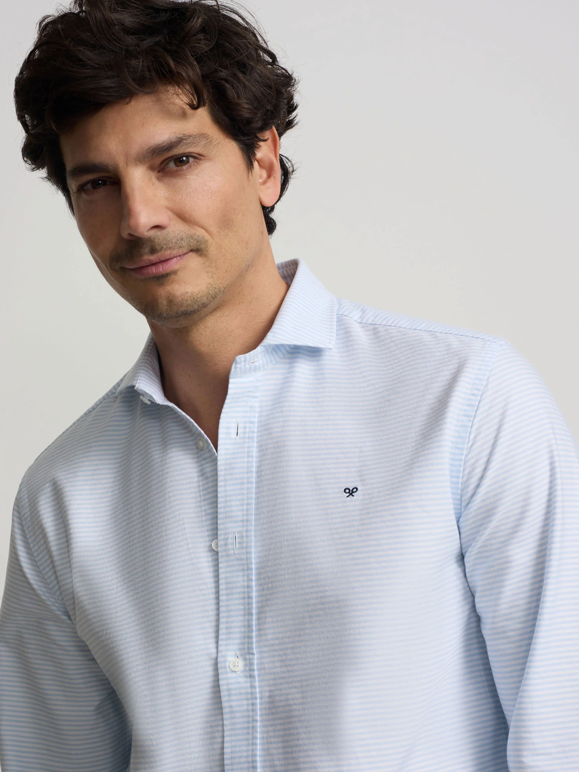 Camisa sport oxford rayas horizontales celeste - Image 3