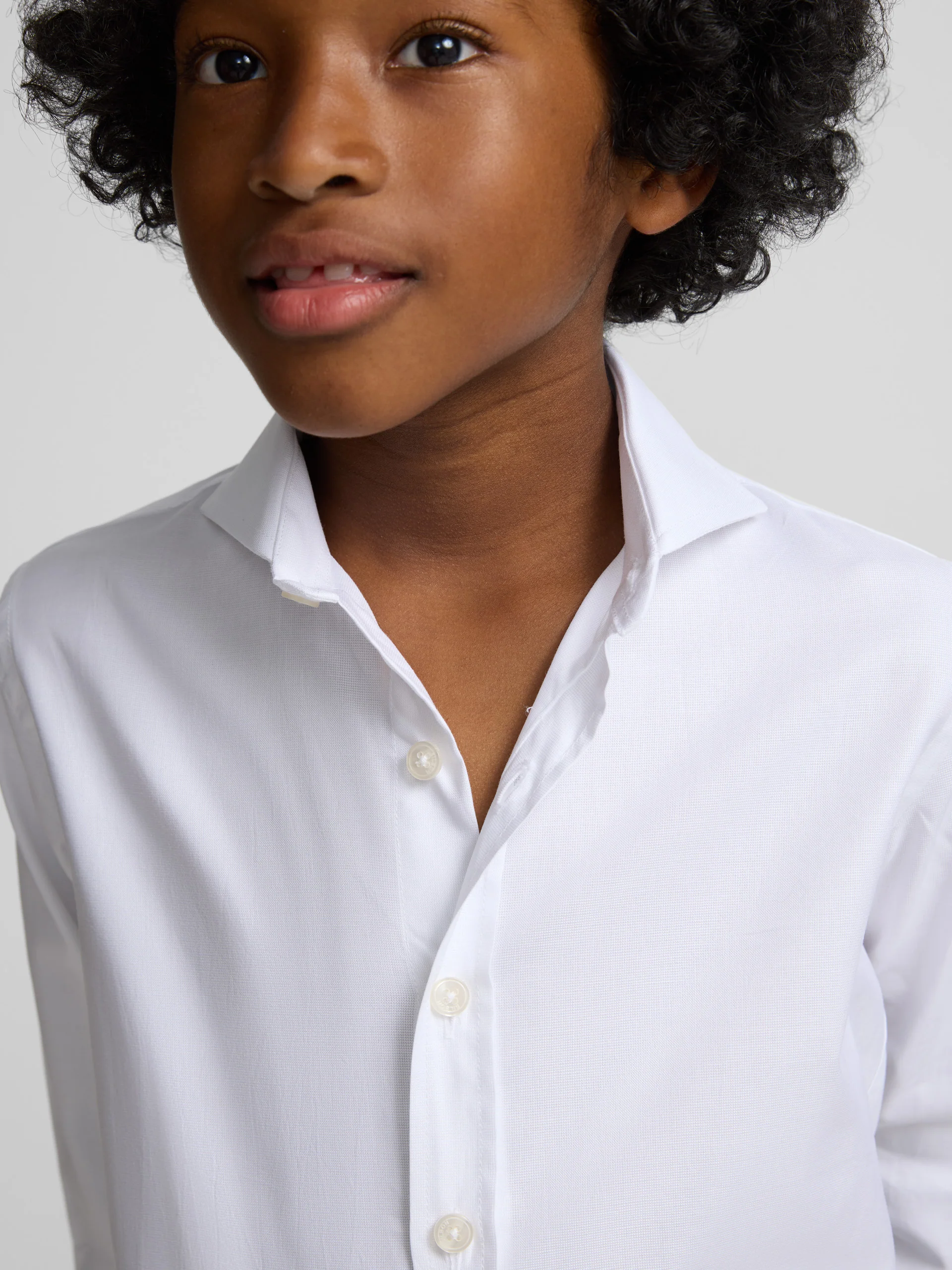 Camisa vestir kids puño simple blanca - Image 3