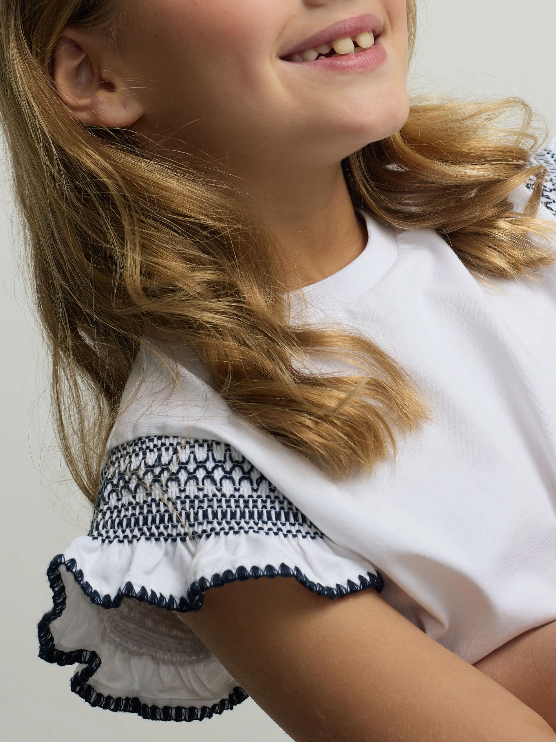 Camiseta girl bordado mangas blanca - Image 4