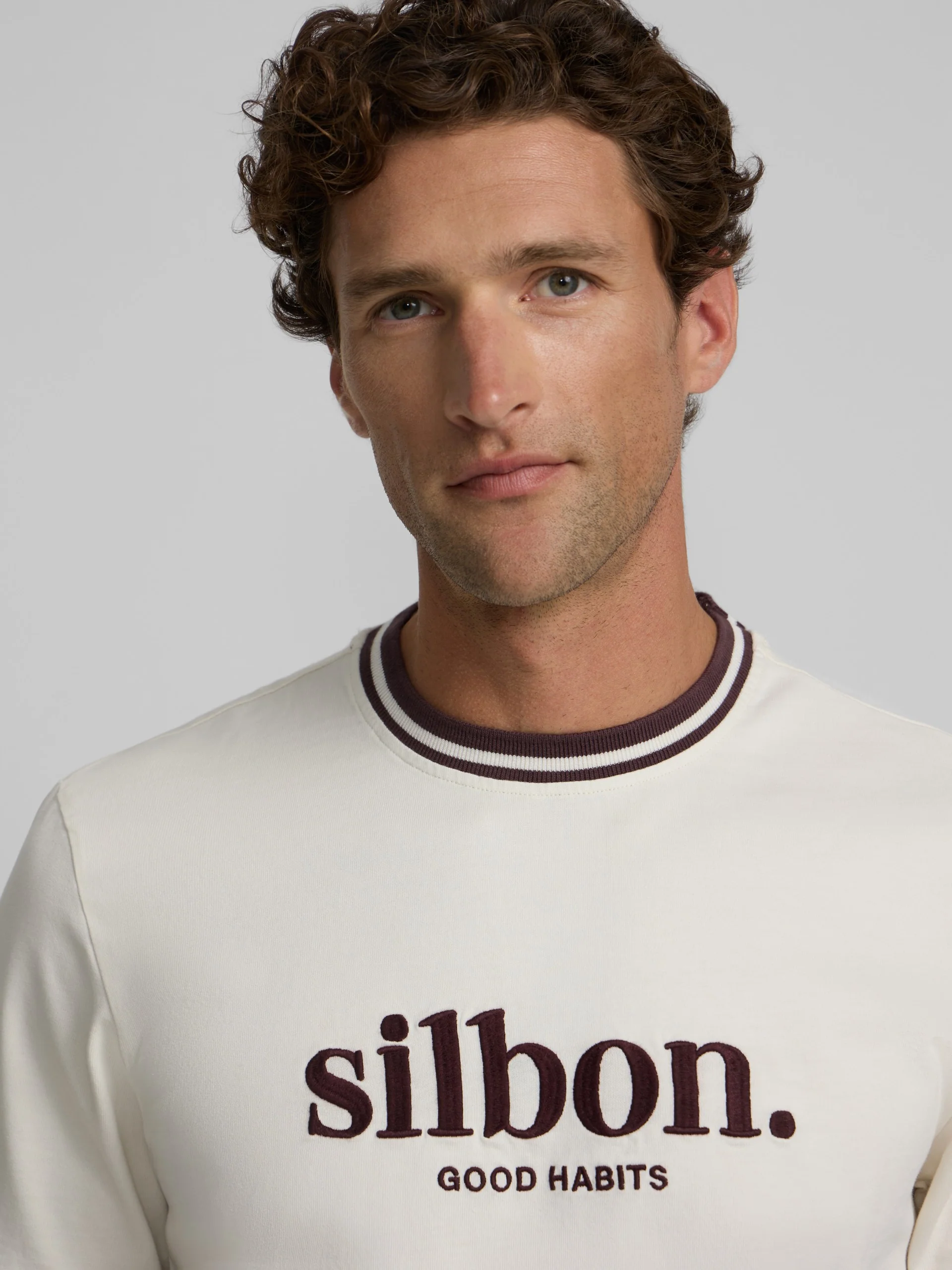 Camiseta good habits crema burdeos - Image 3