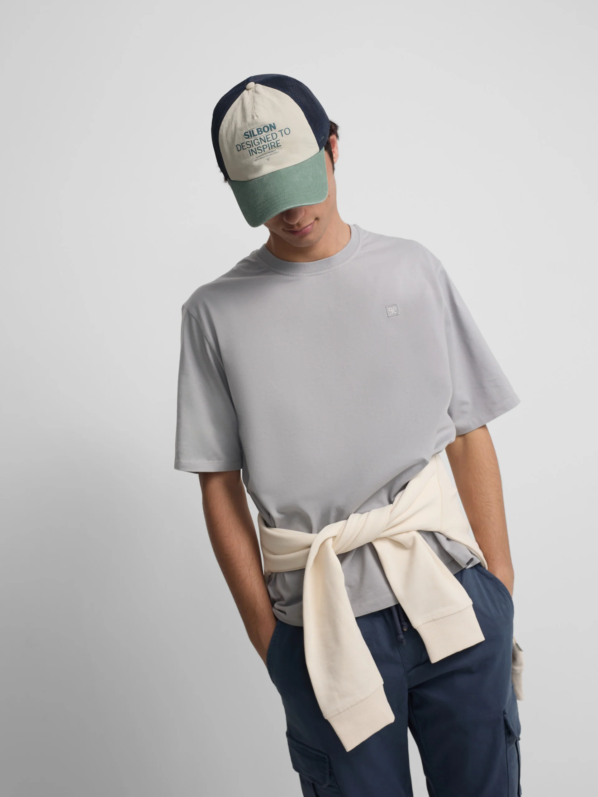 Camiseta special fit minilogo parche gris