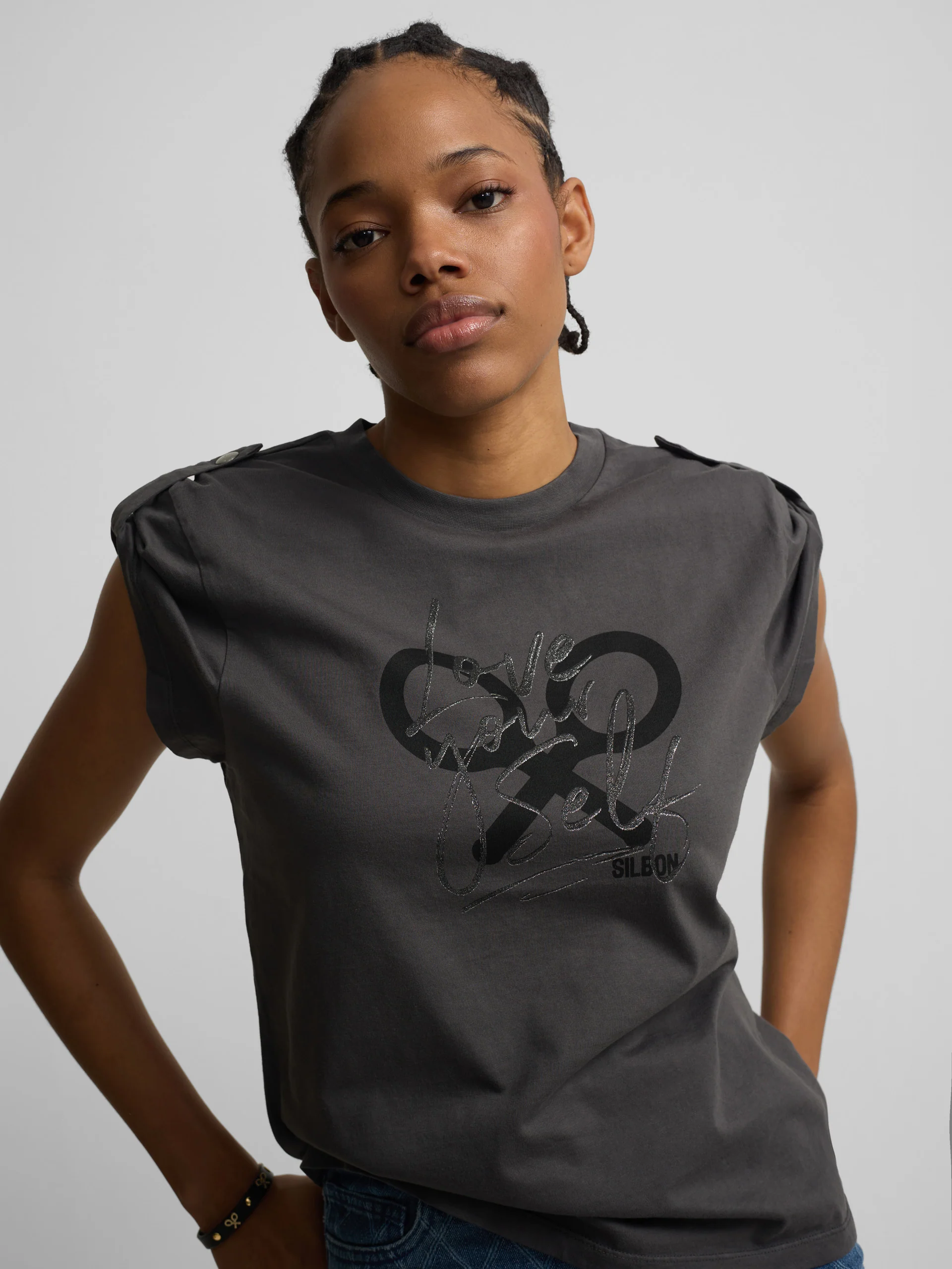 Camiseta woman manga roll out negra - Image 3