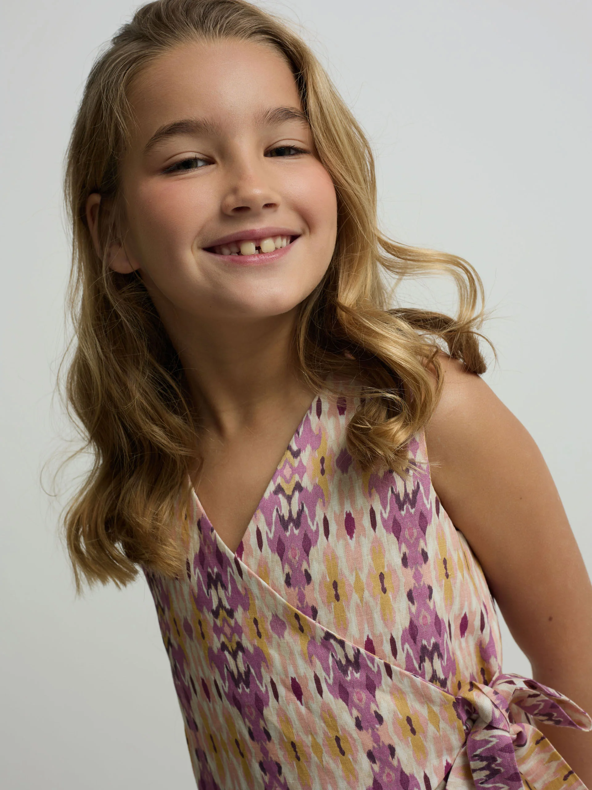 Chaleco girl lino estampado ikat rosas - Image 3