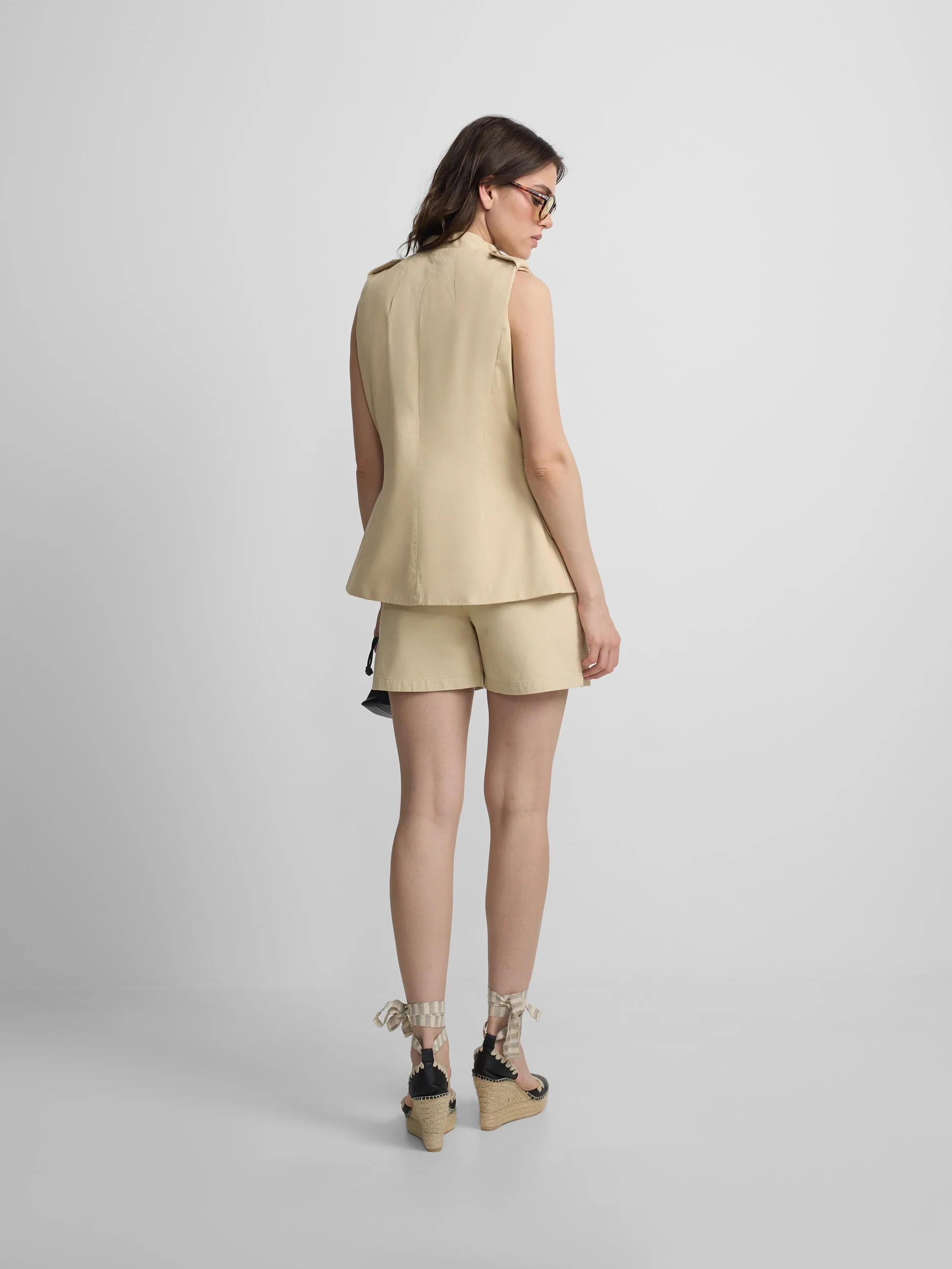 Chaleco sahariana botones beige - Image 8
