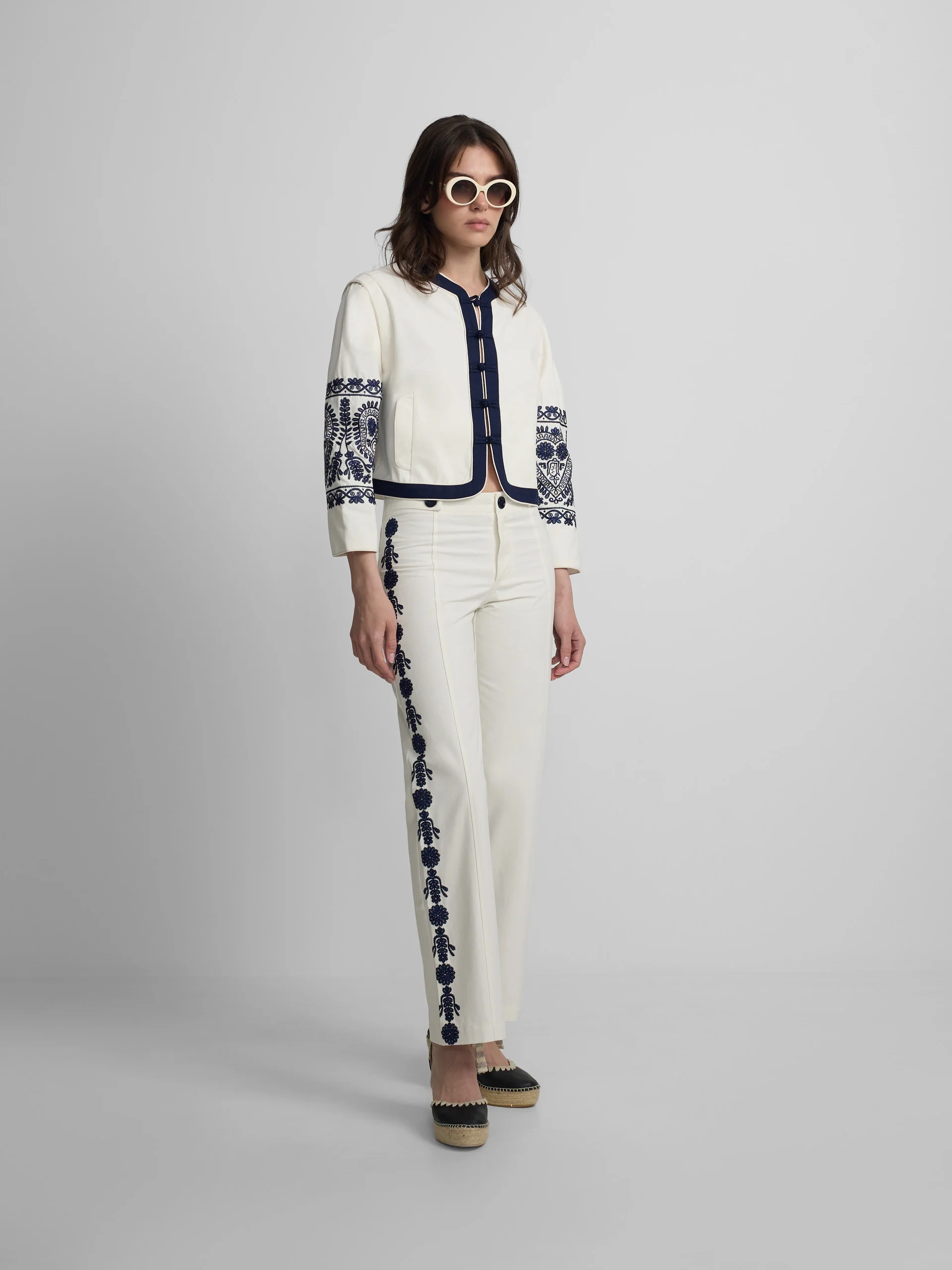 Chaqueta cuello mao bordados blanca - Image 4
