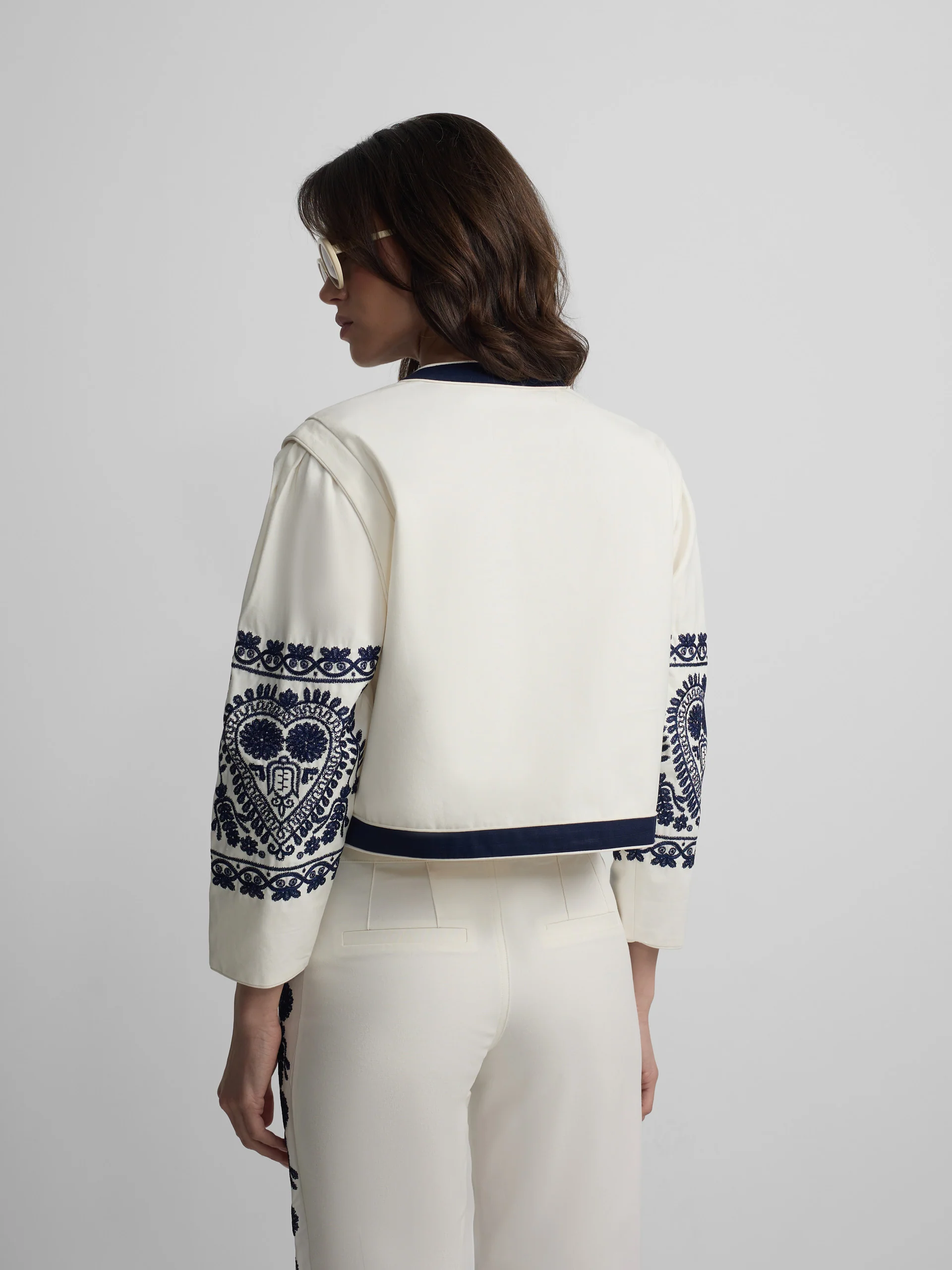 Chaqueta cuello mao bordados blanca - Image 5