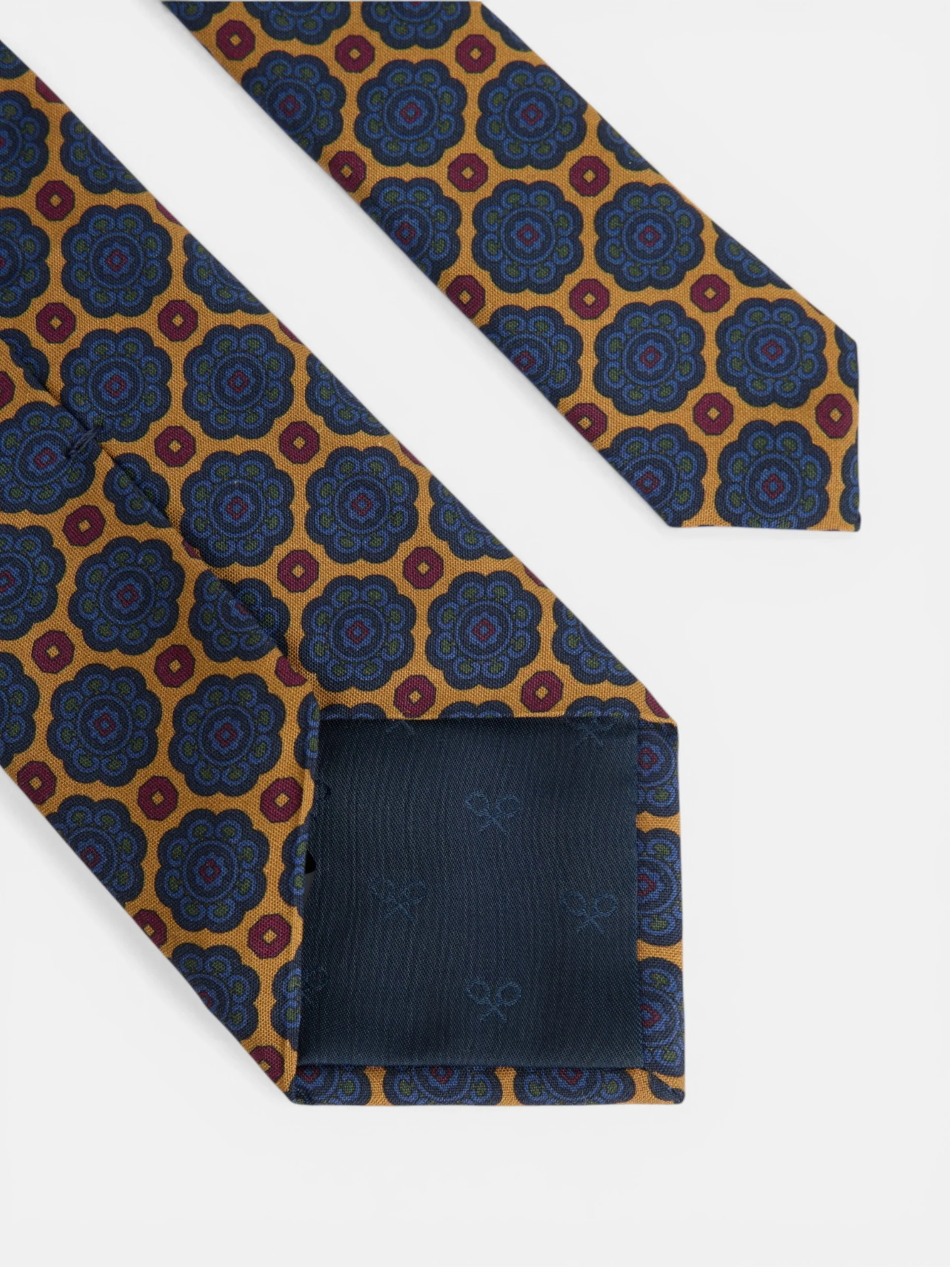 Corbata seda motivo geometrico flor amarilla - Image 4