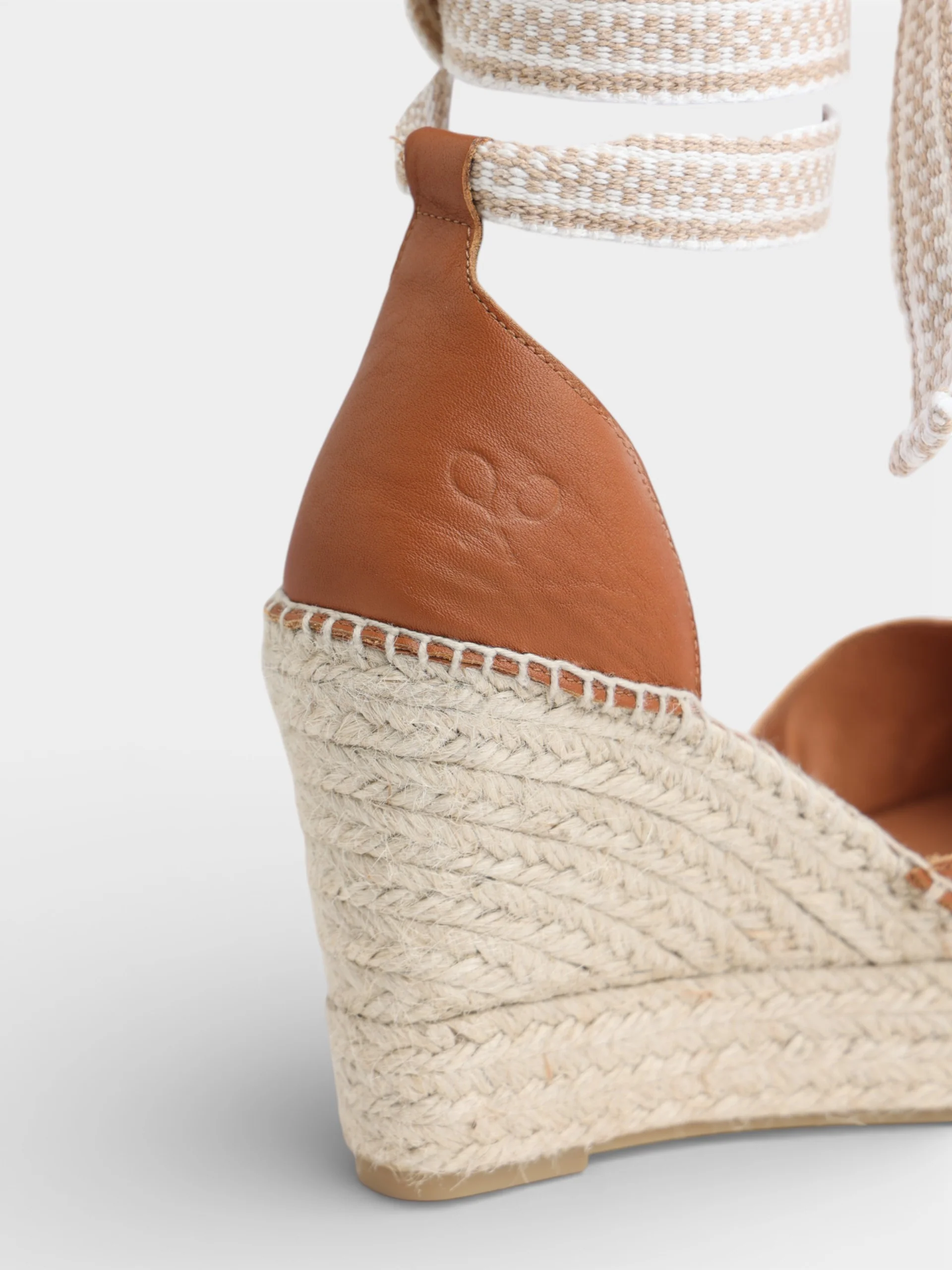 Cuña piel detalles rafia camel - Image 3