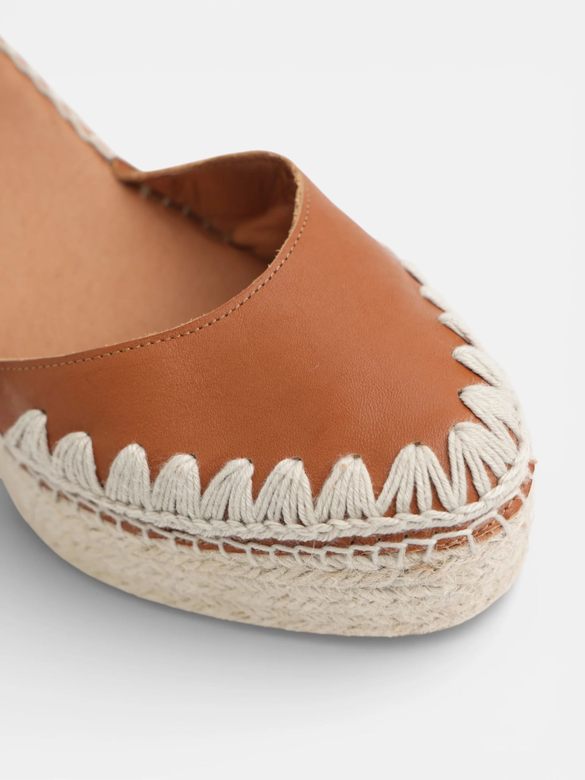 Cuña piel detalles rafia camel - Image 4