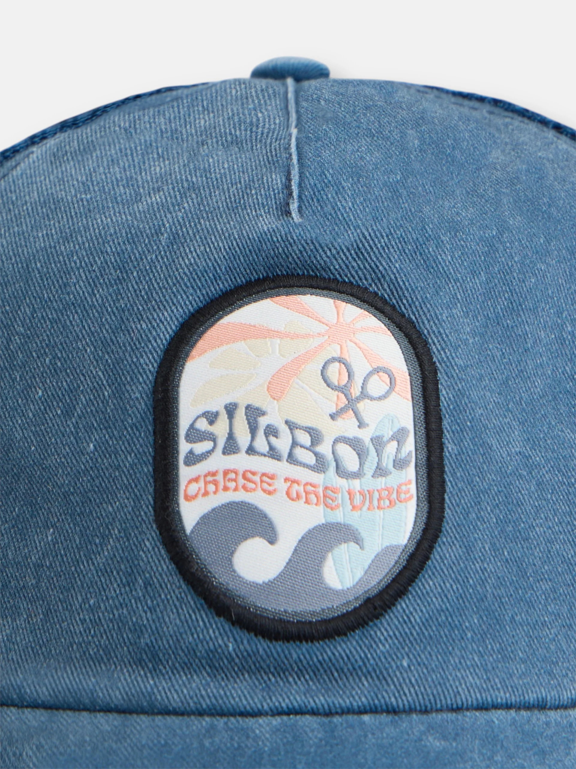 Gorra trucker chase the vibe azul marino - Image 2