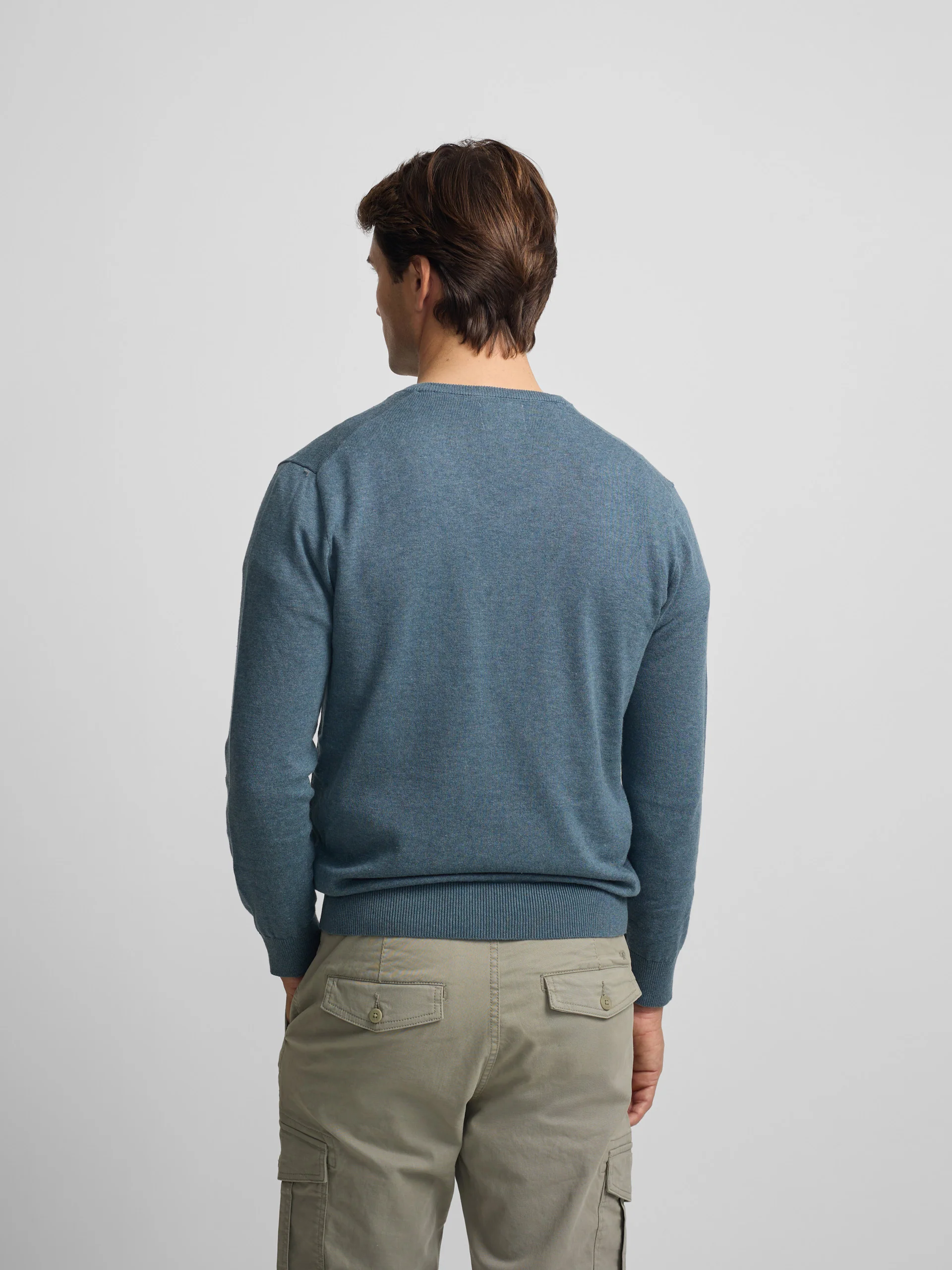 Jersey liso cuello pico azul claro - Image 7