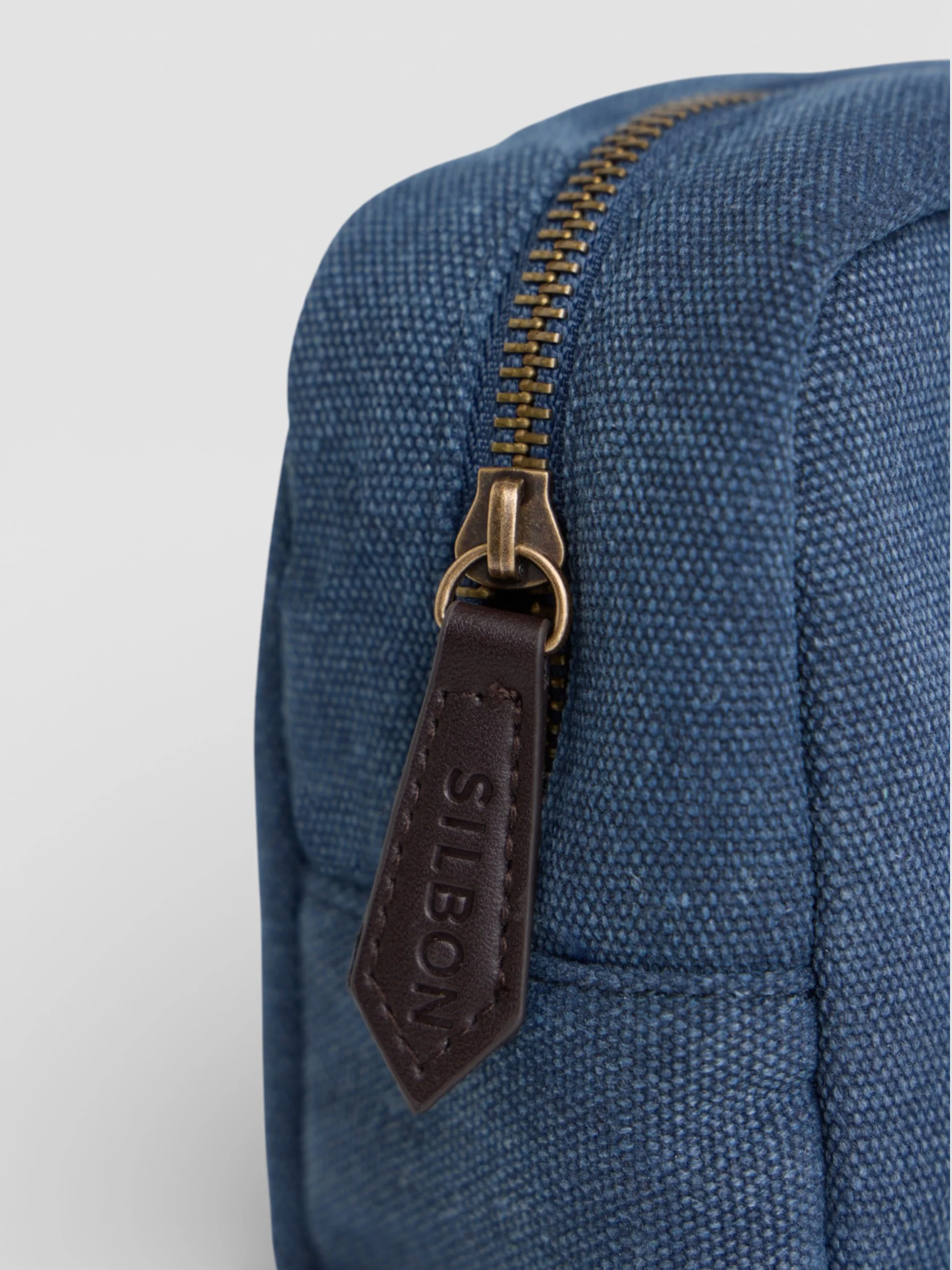 Neceser detalle piel azul marino - Image 3