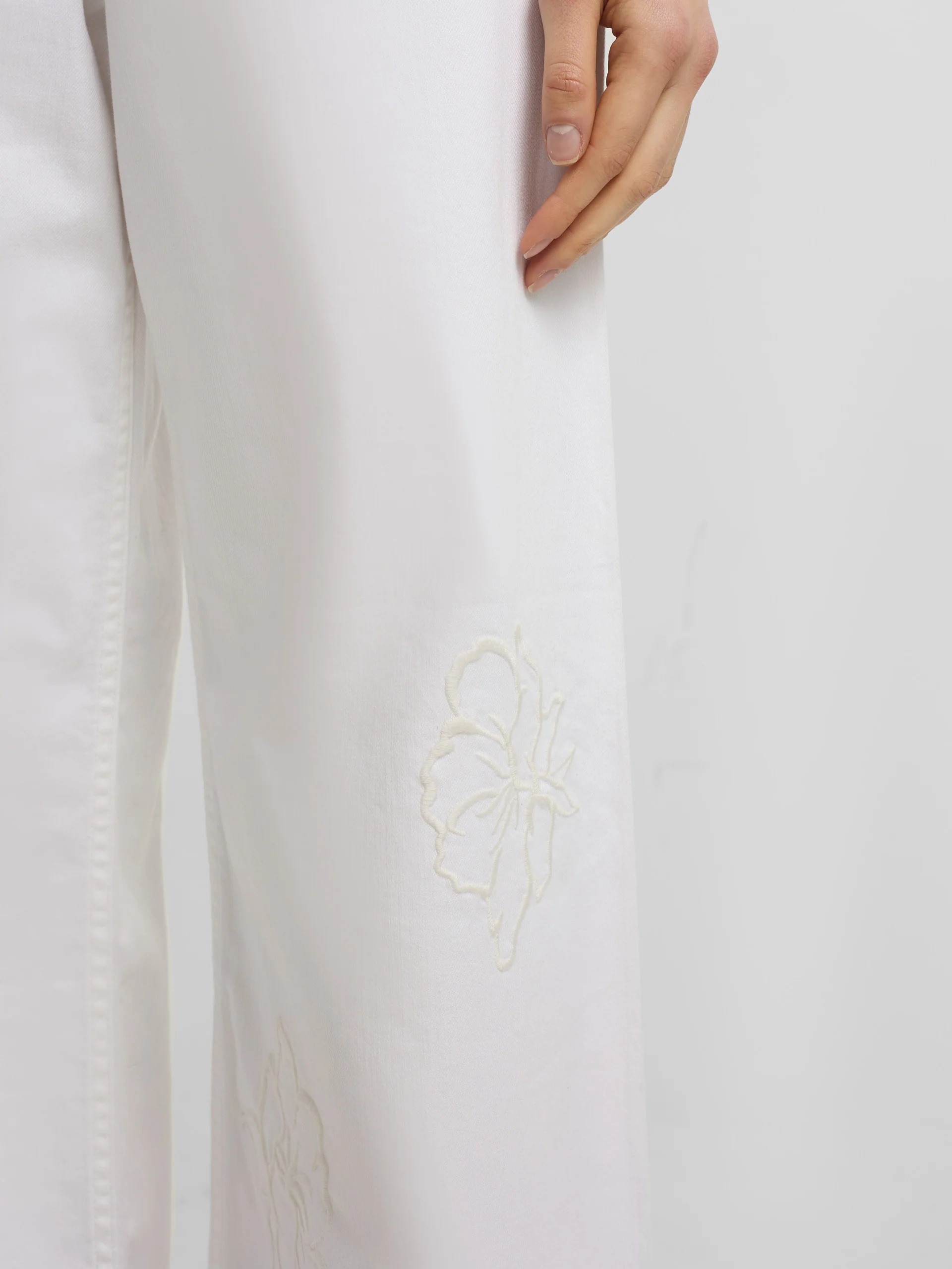 Pantalon bordados flores crudo - Image 7