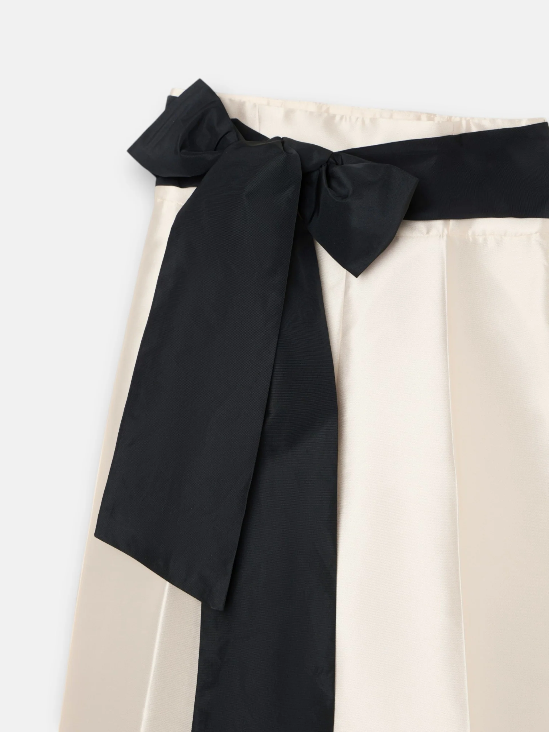 Pantalón CaprilexSilbon mikado vainilla y negro - Image 11