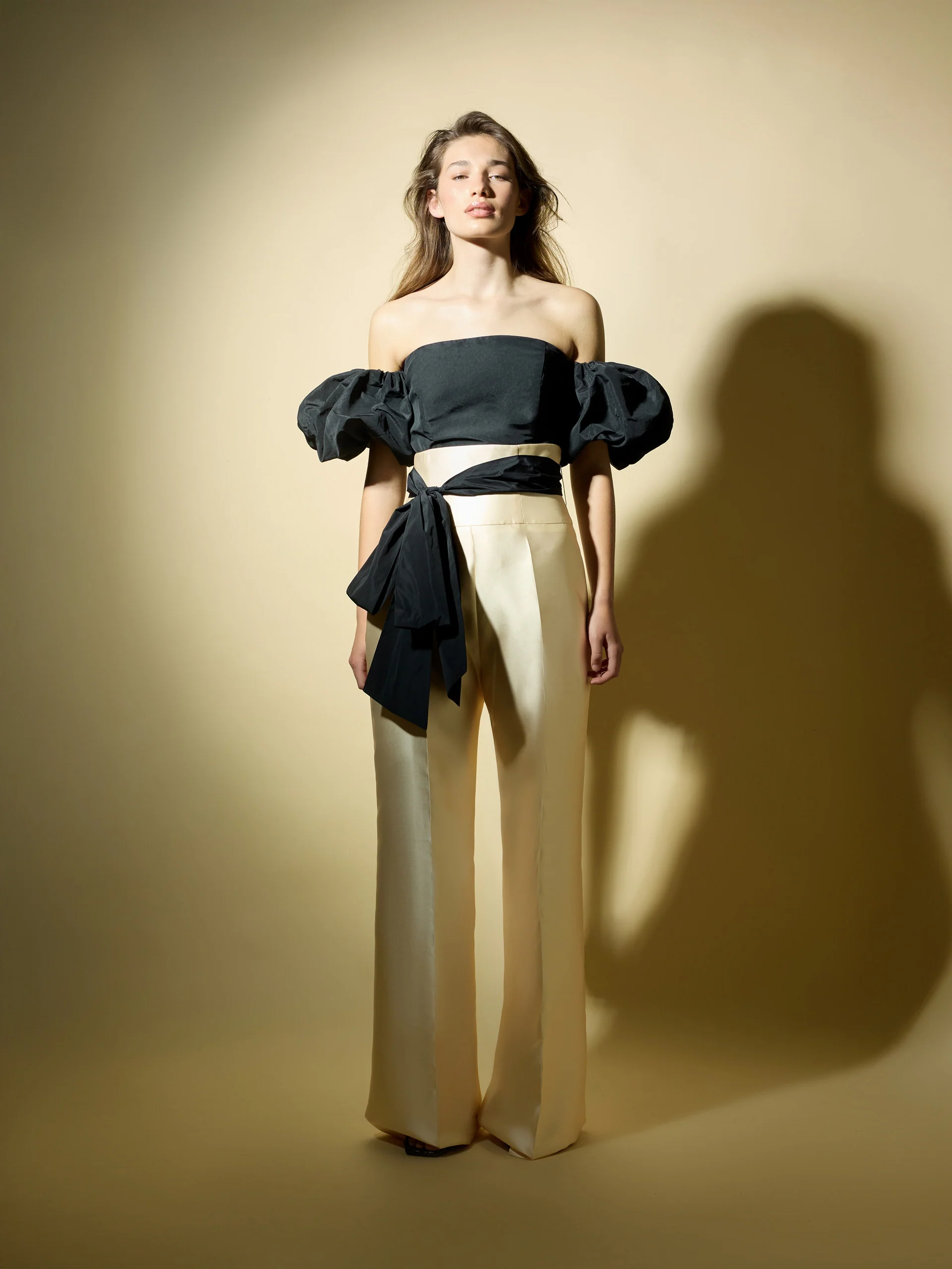 Pantalón CaprilexSilbon mikado vainilla y negro - Image 2
