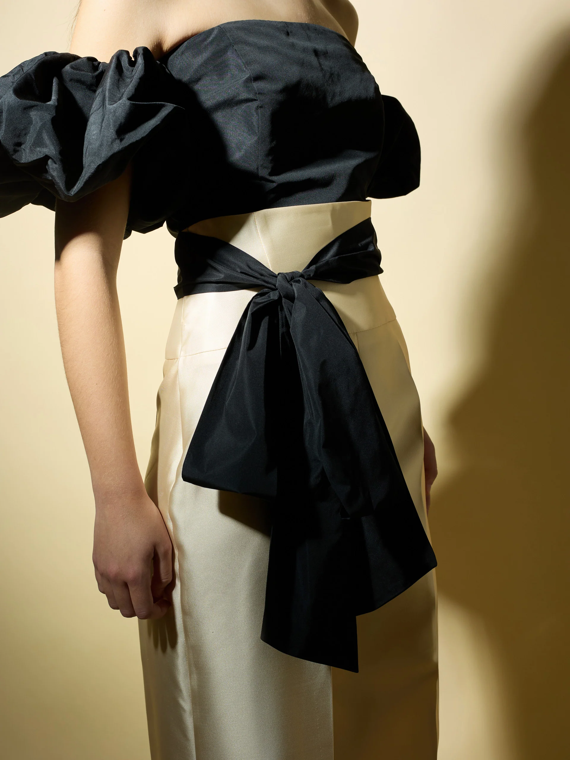 Pantalón CaprilexSilbon mikado vainilla y negro - Image 3
