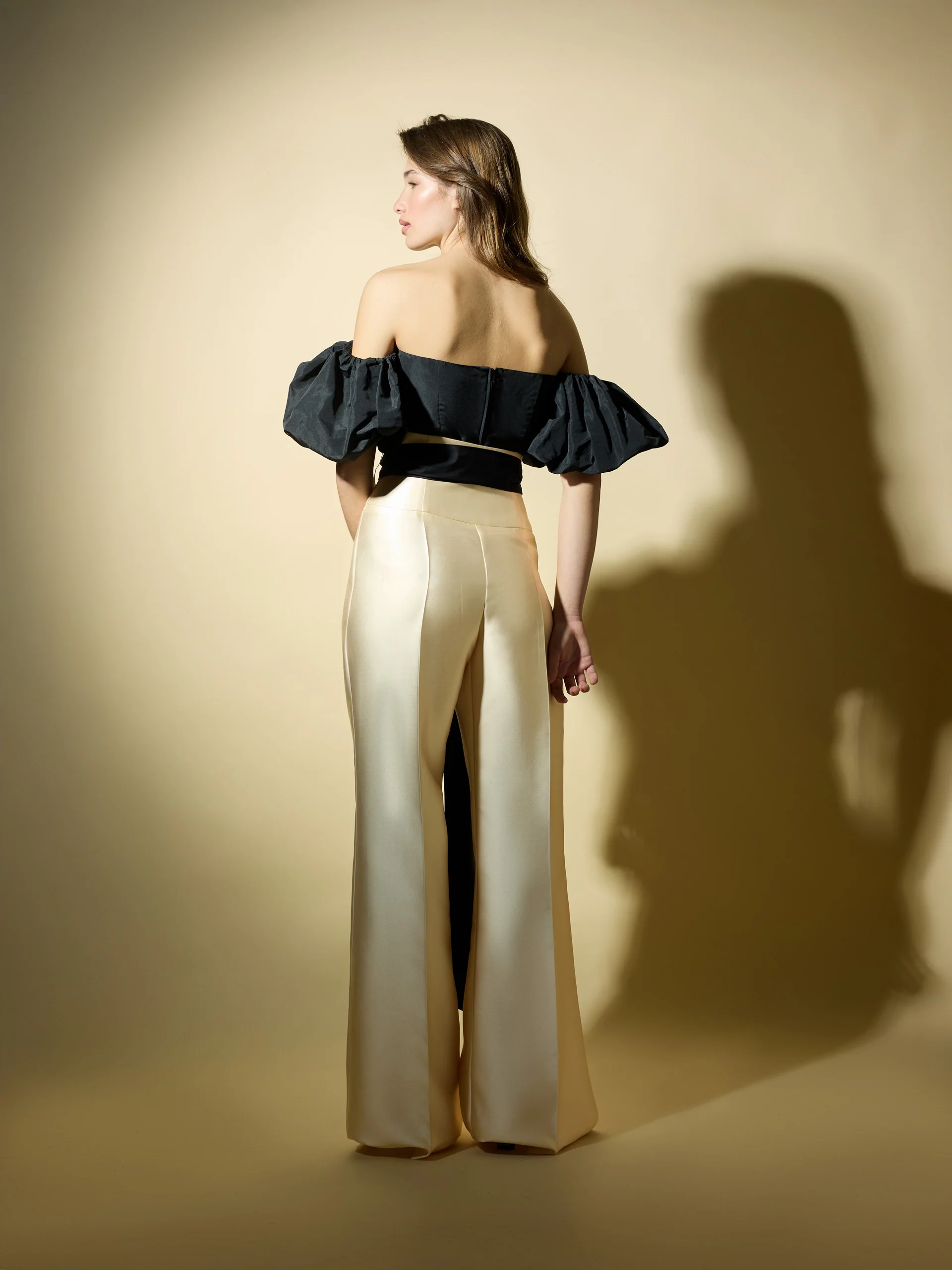 Pantalón CaprilexSilbon mikado vainilla y negro - Image 5