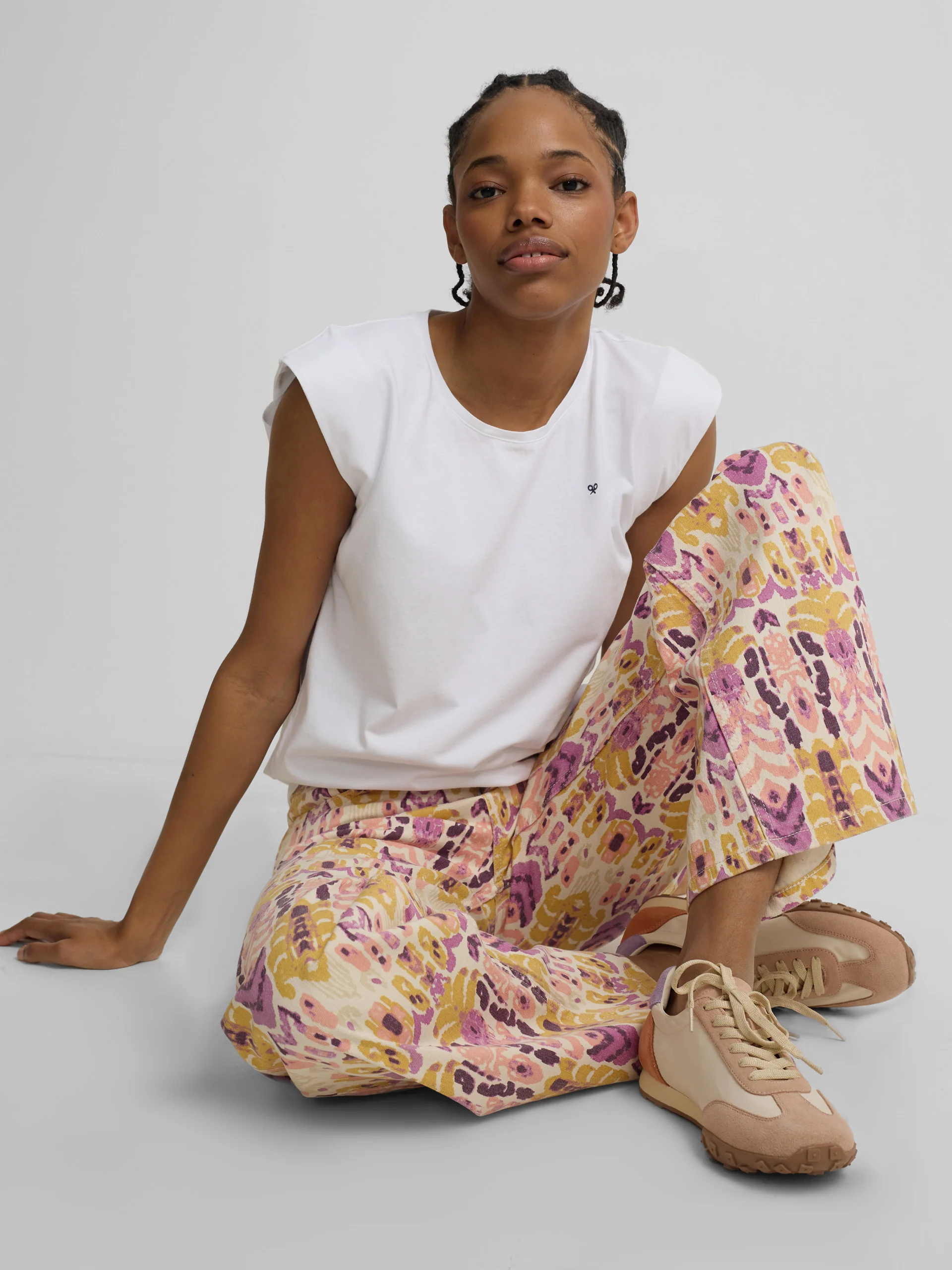 Pantalon denim estampado ikat rosas
