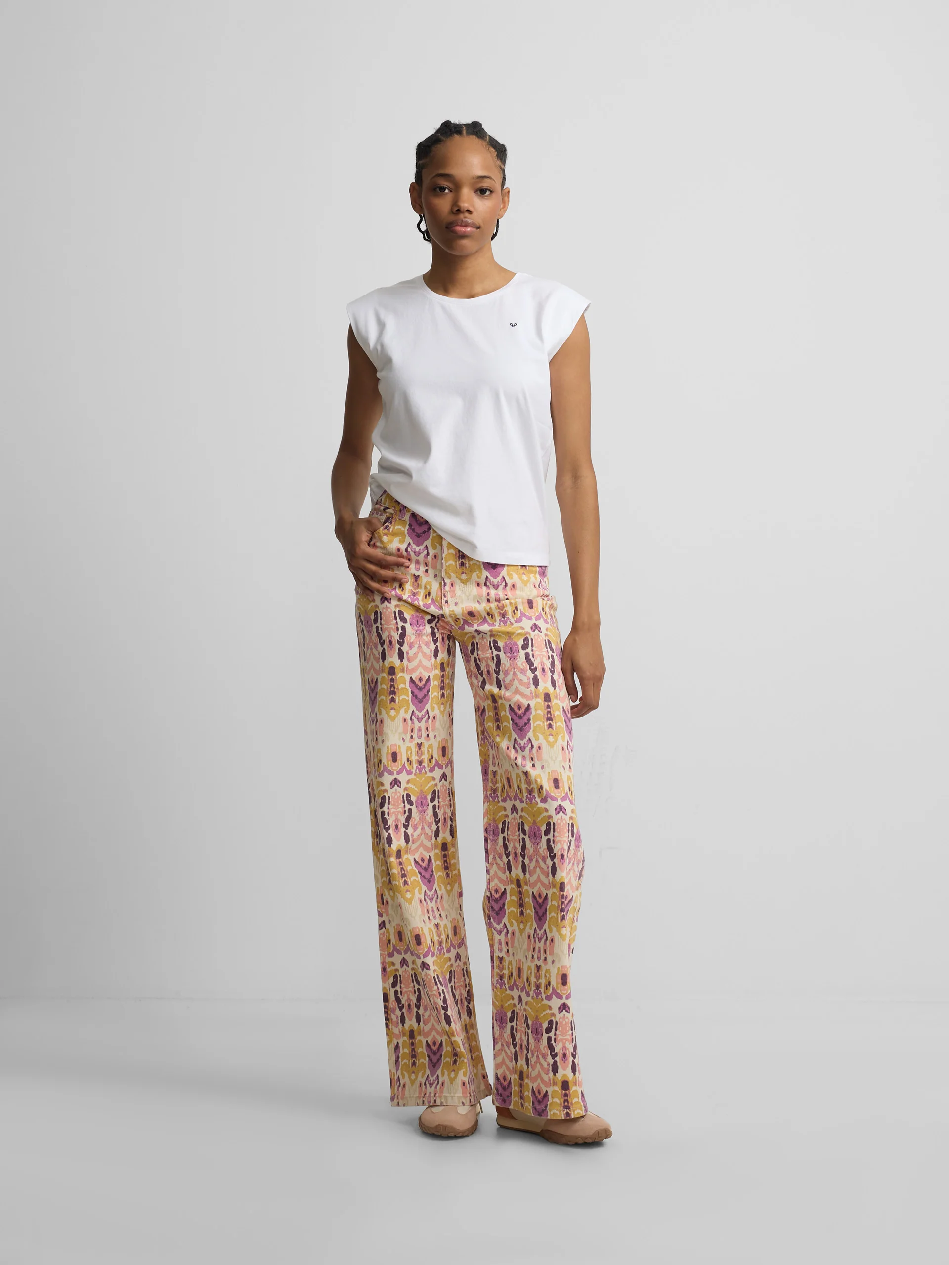 Pantalon denim estampado ikat rosas - Image 3