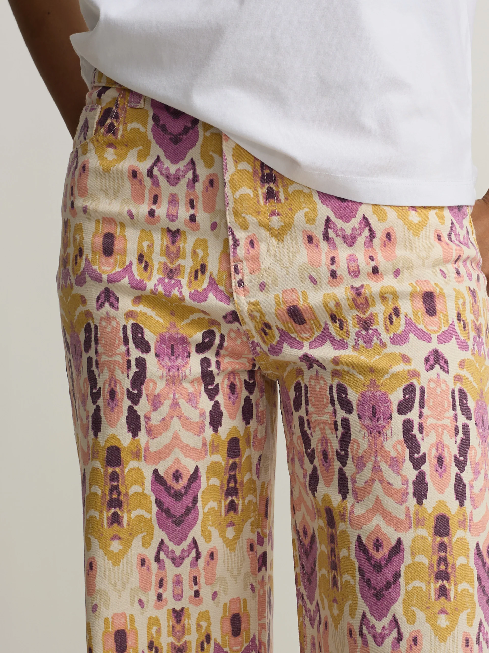 Pantalon denim estampado ikat rosas - Image 4