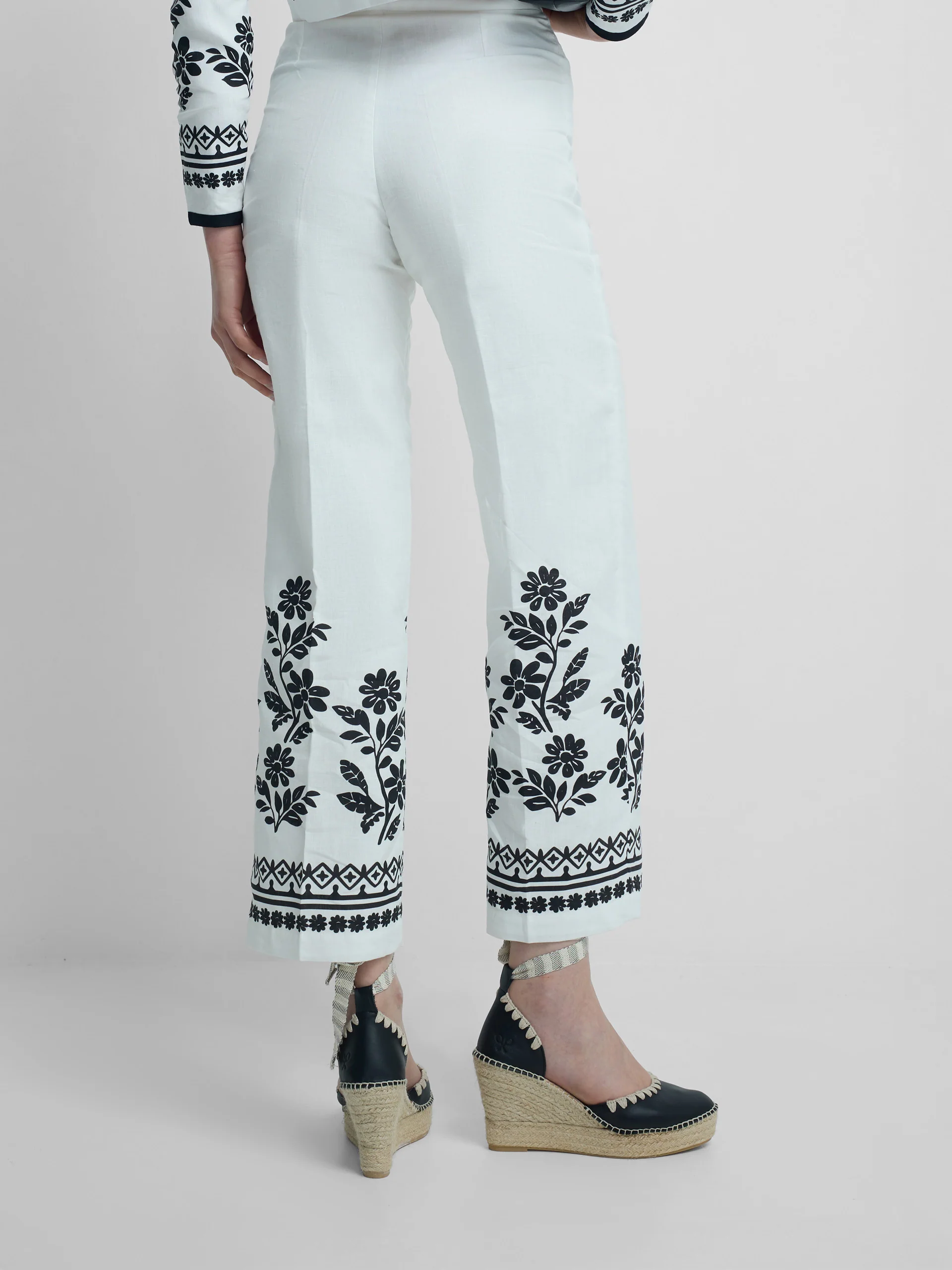 Pantalon estampado flores blanca - Image 4