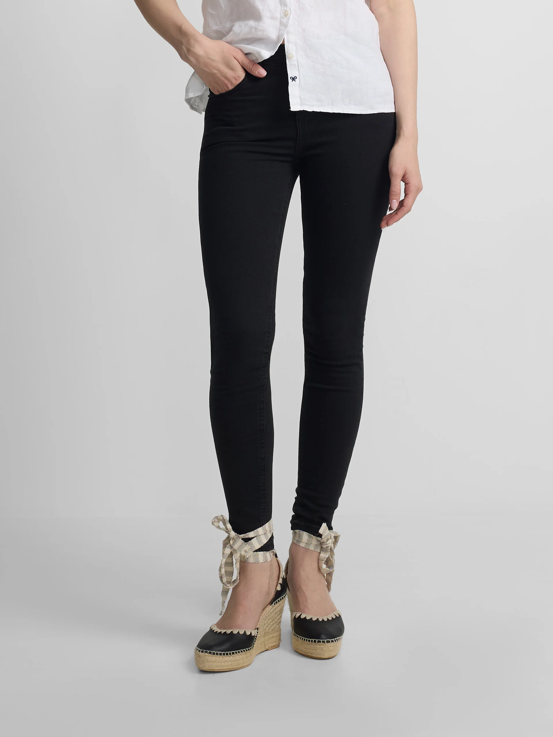 Pantalon woman slim fit negro - Image 4