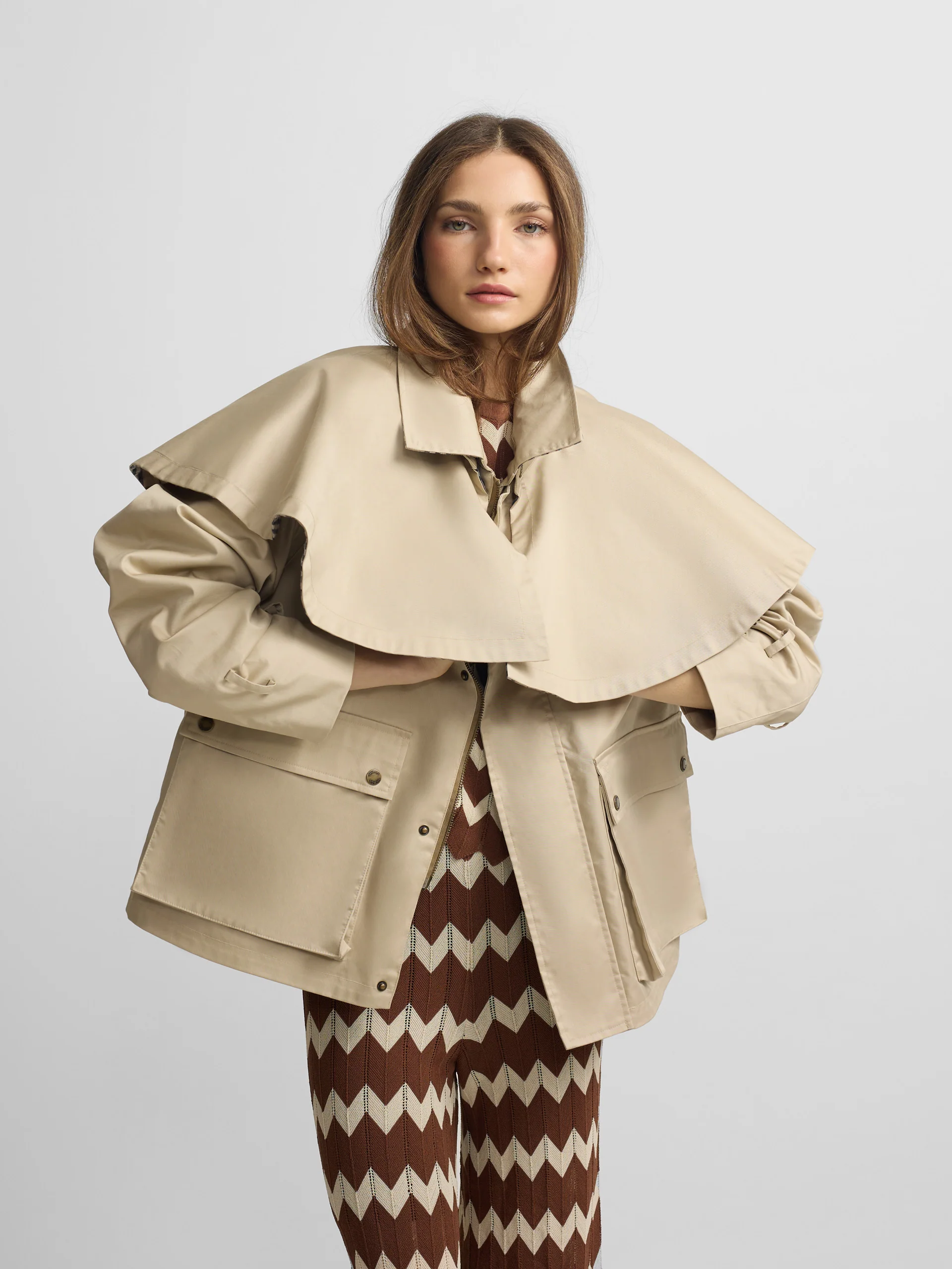 Parka corta capa marron - Image 3