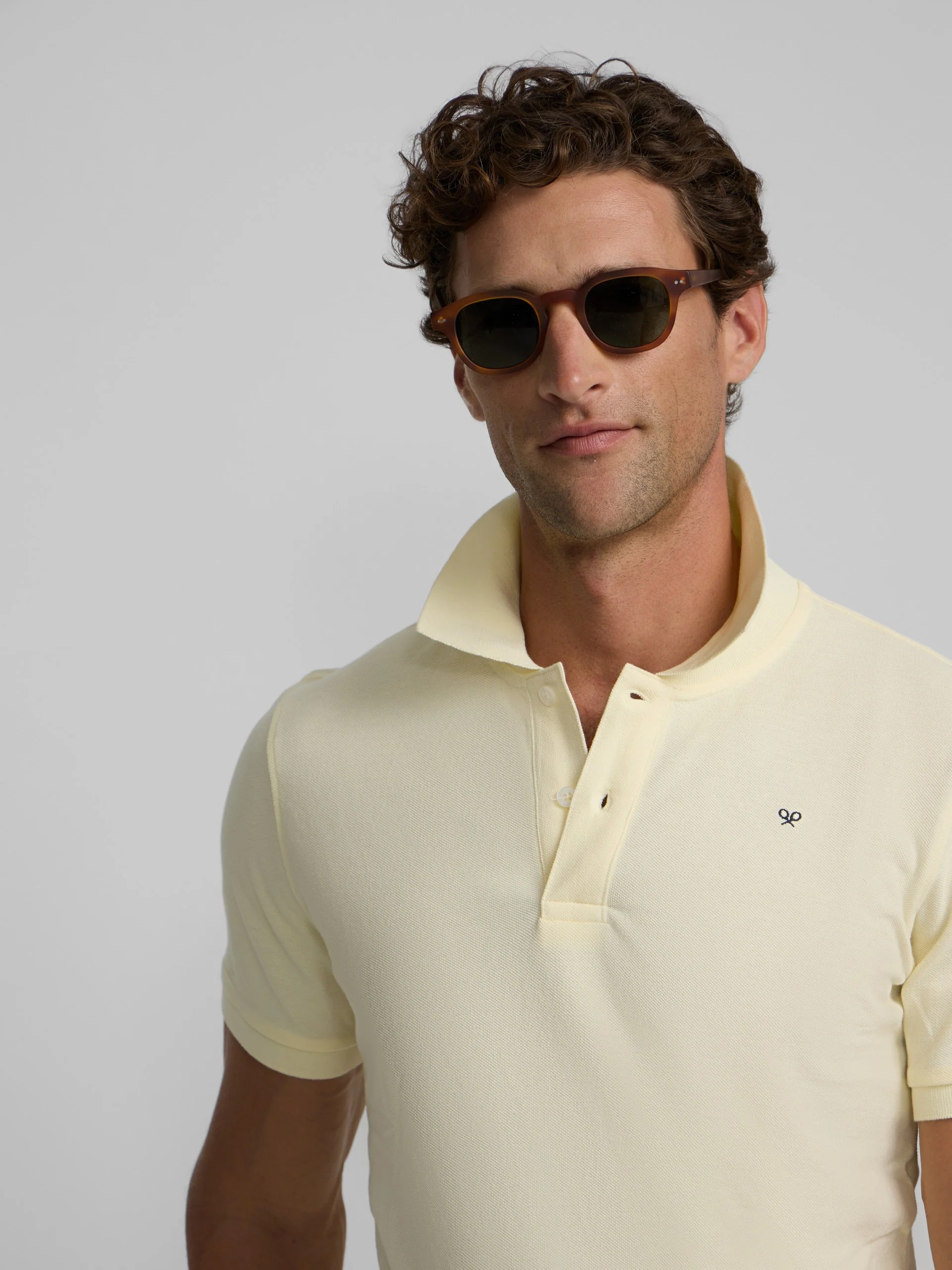 Polo clasico liso amarillo - Image 3