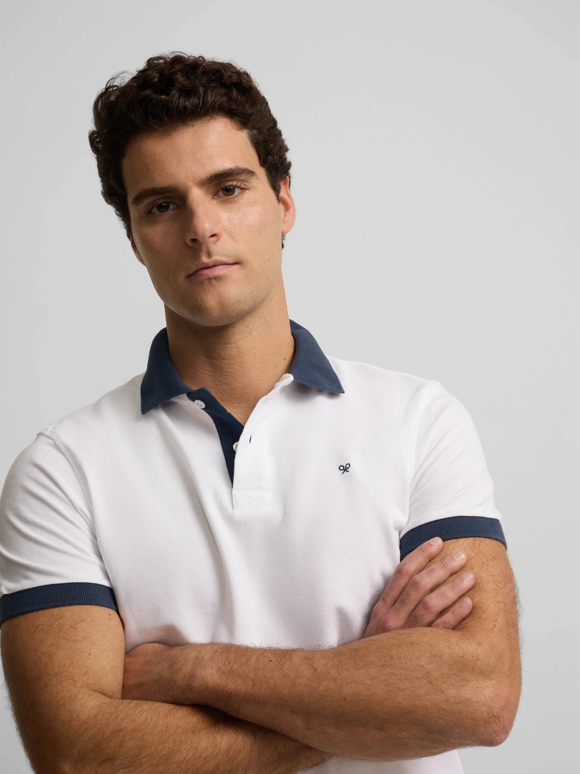 Polo manga corta ribete azul marino blanco - Image 9