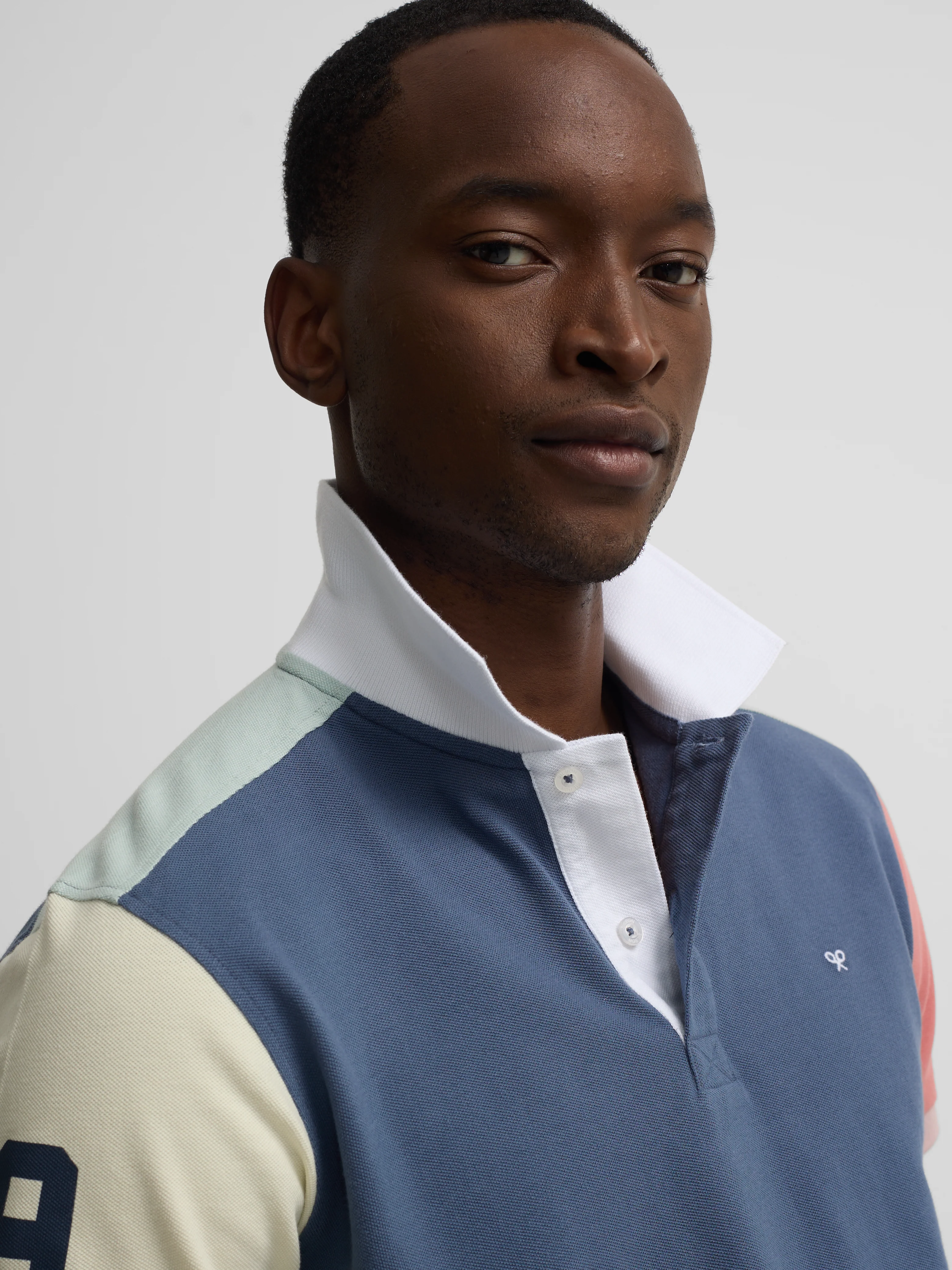 Polo manga corta ribete multicolor azul marino - Image 3