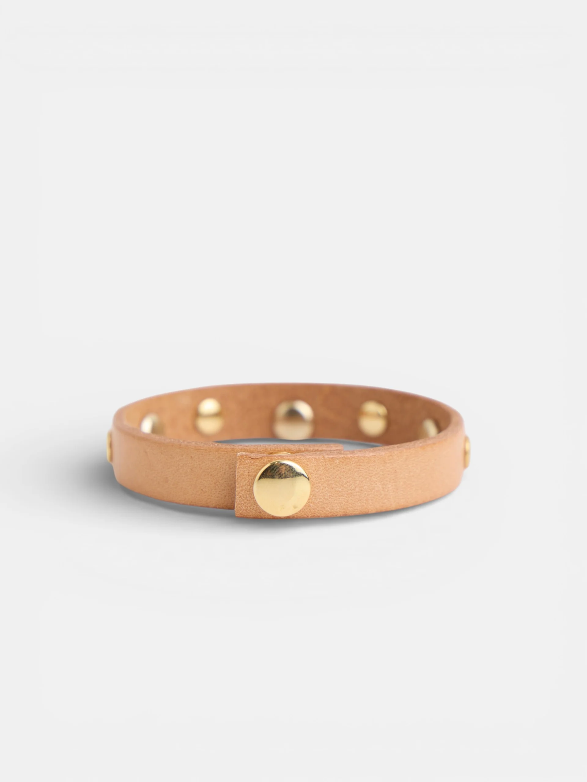 Pulsera piel logo y tachas natural - Image 2