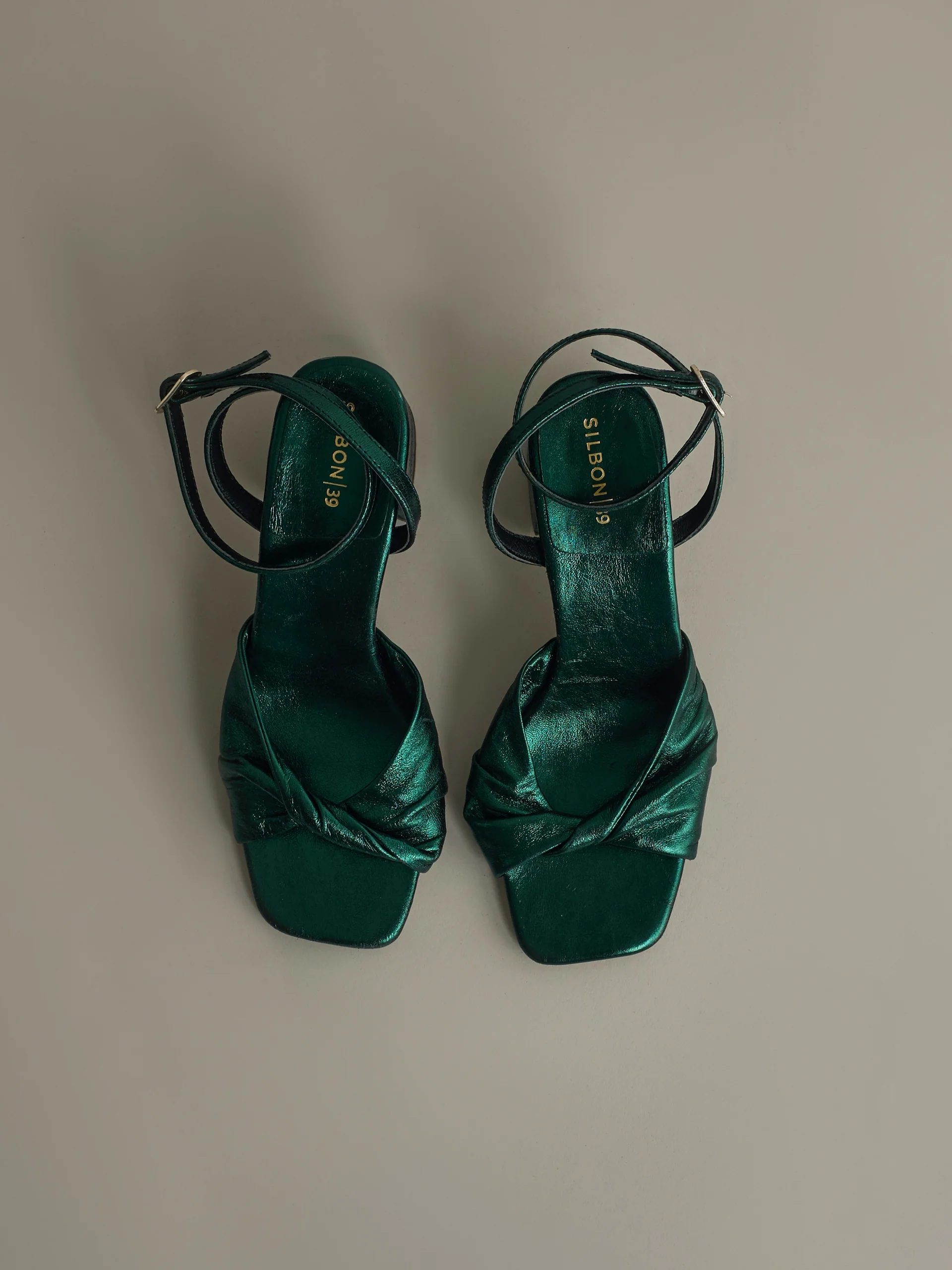 Sandalia tacón metalizada verde