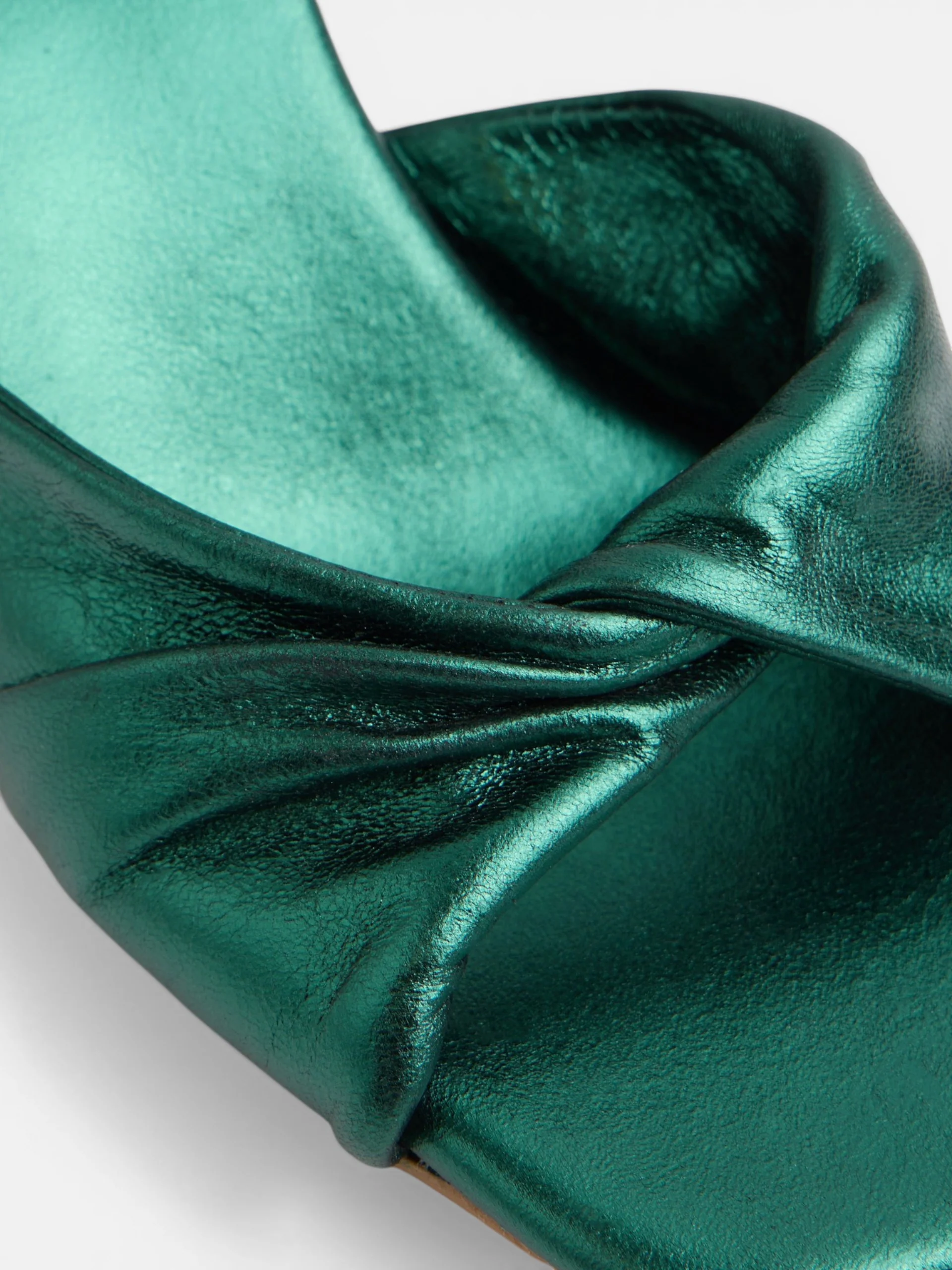 Sandalia tacón metalizada verde - Image 3