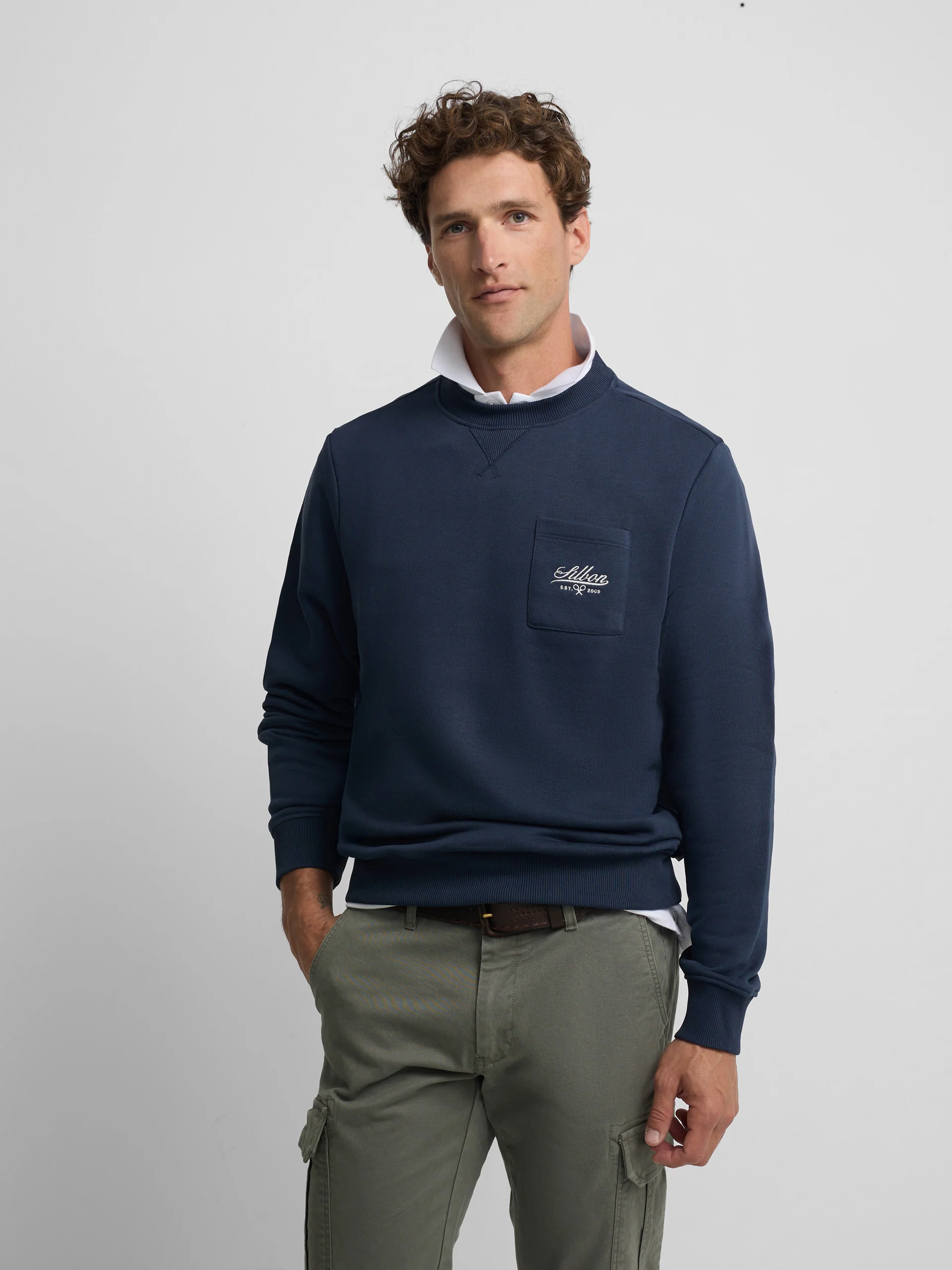 Sudadera bolsillo bordado azul marino - Image 3
