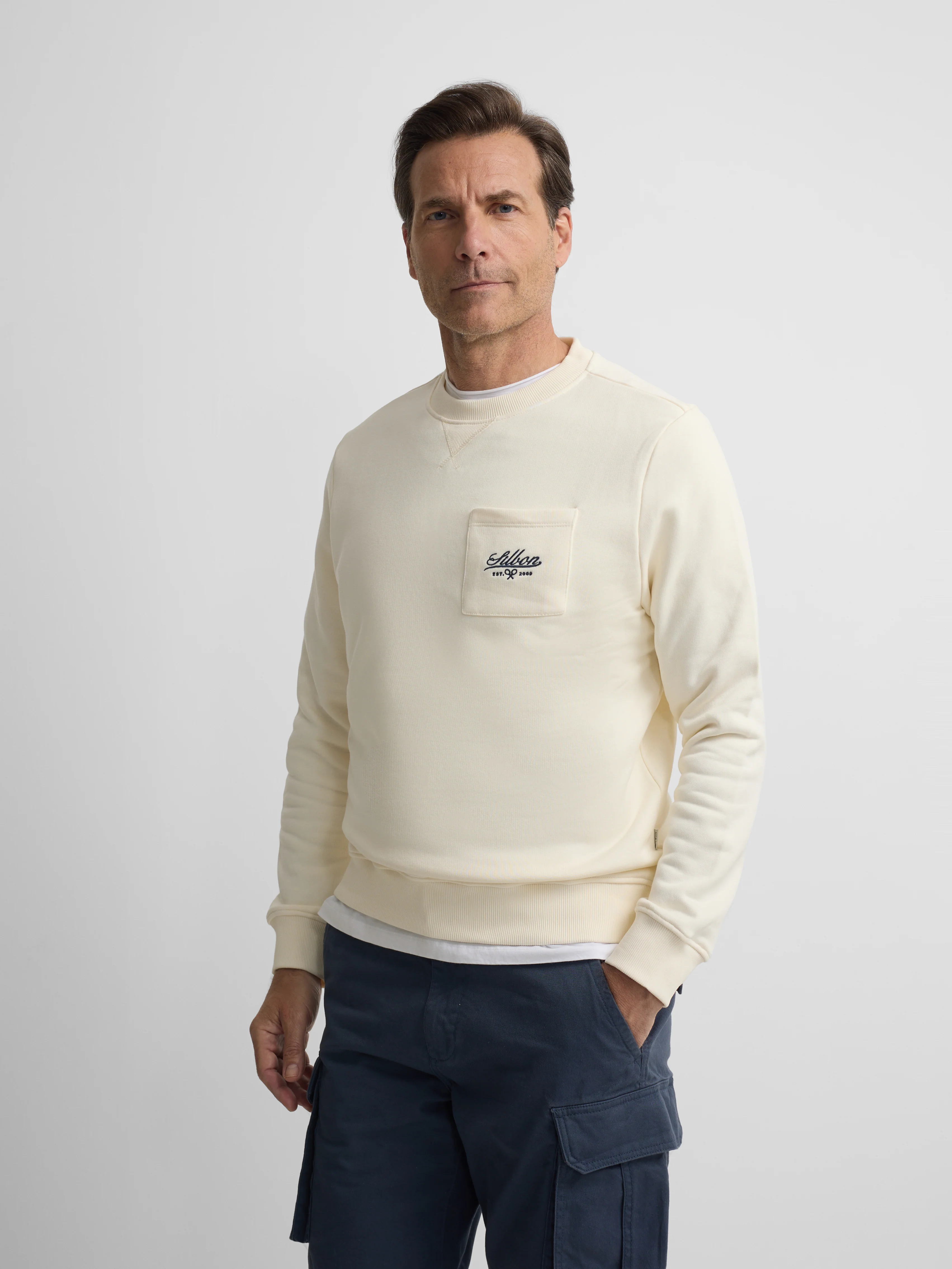 Sudadera bolsillo bordado crema - Image 3