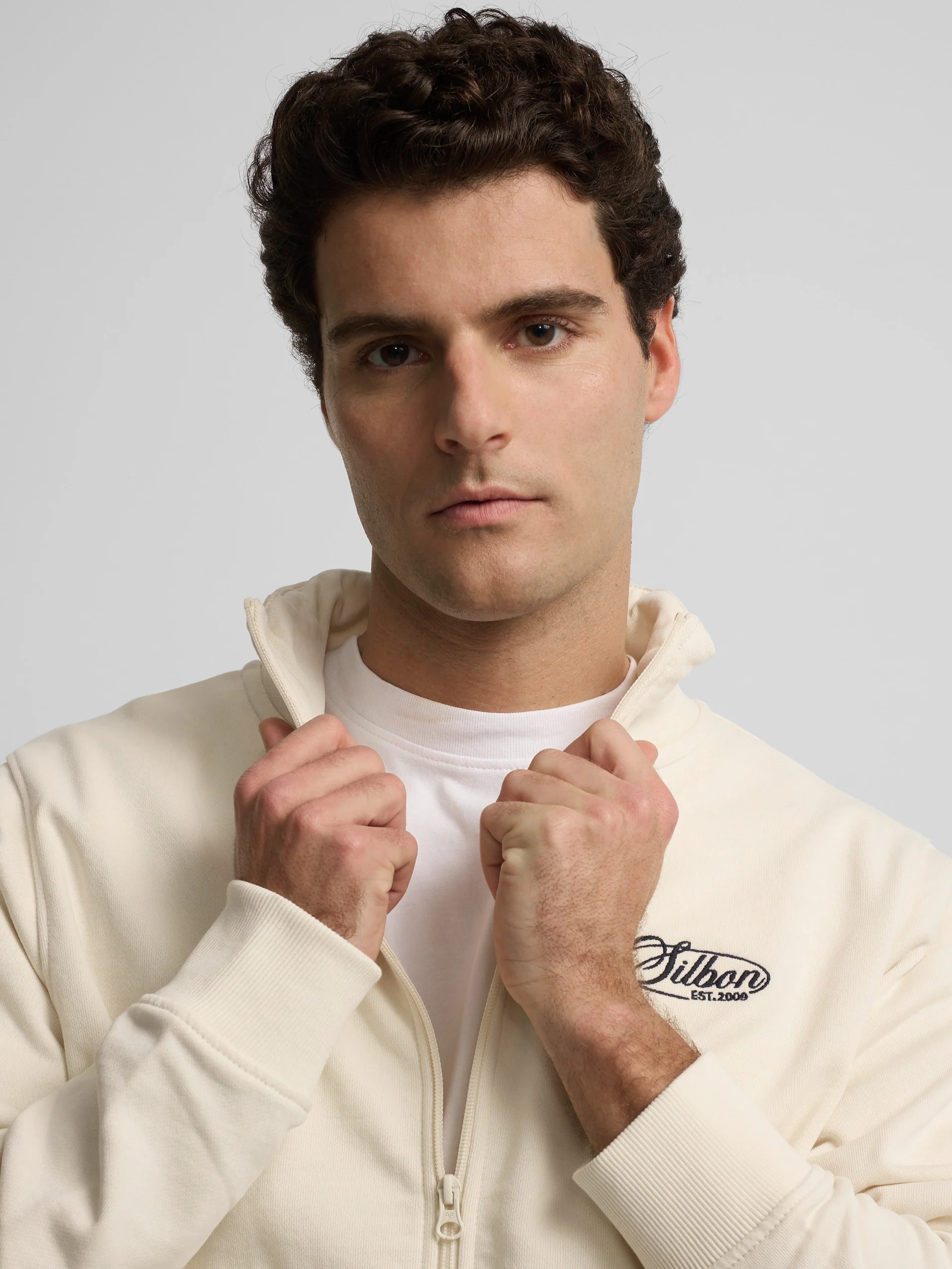 Sudadera cremallera bordado crema