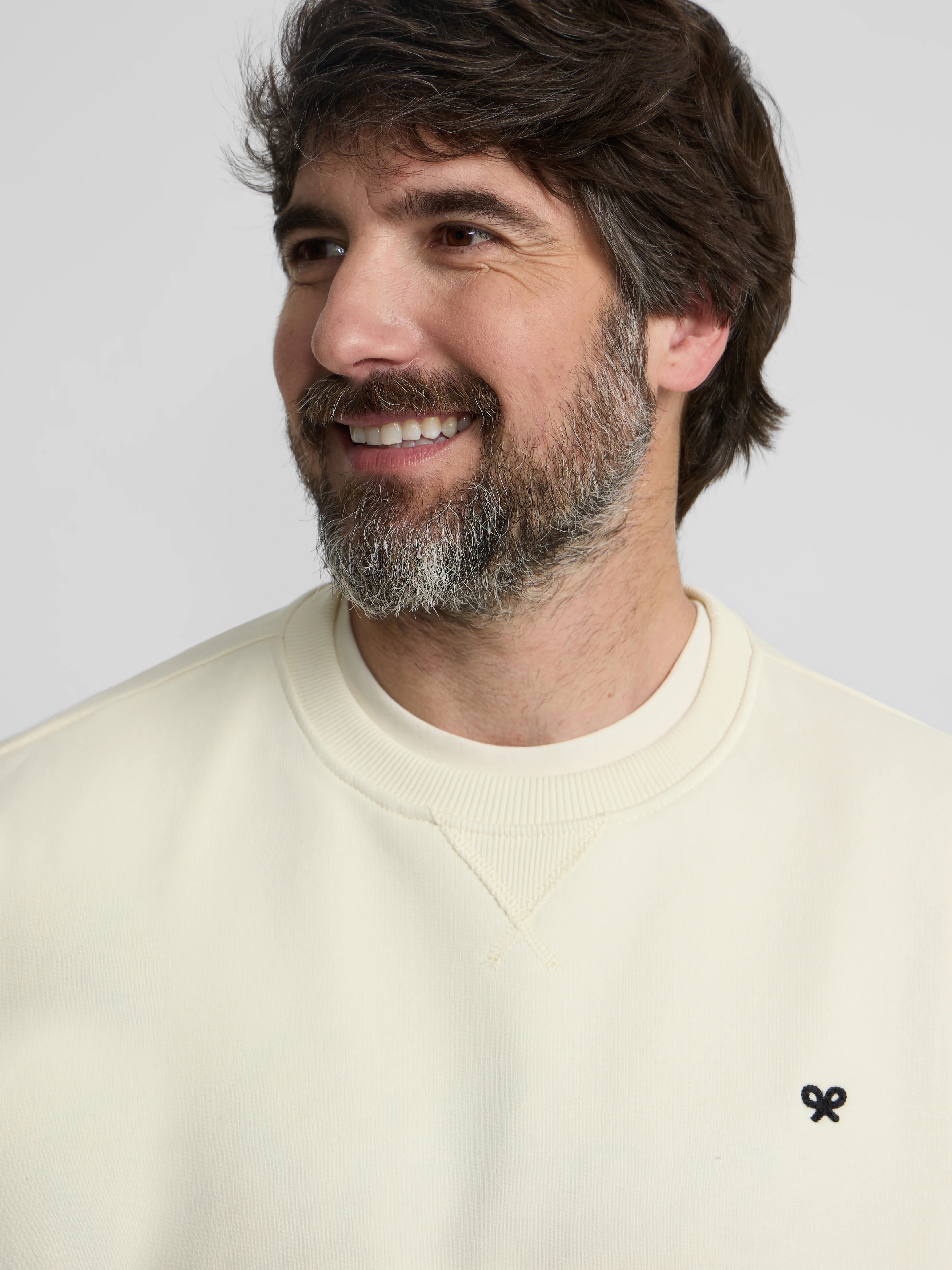 Sudadera minilogo crema - Image 10