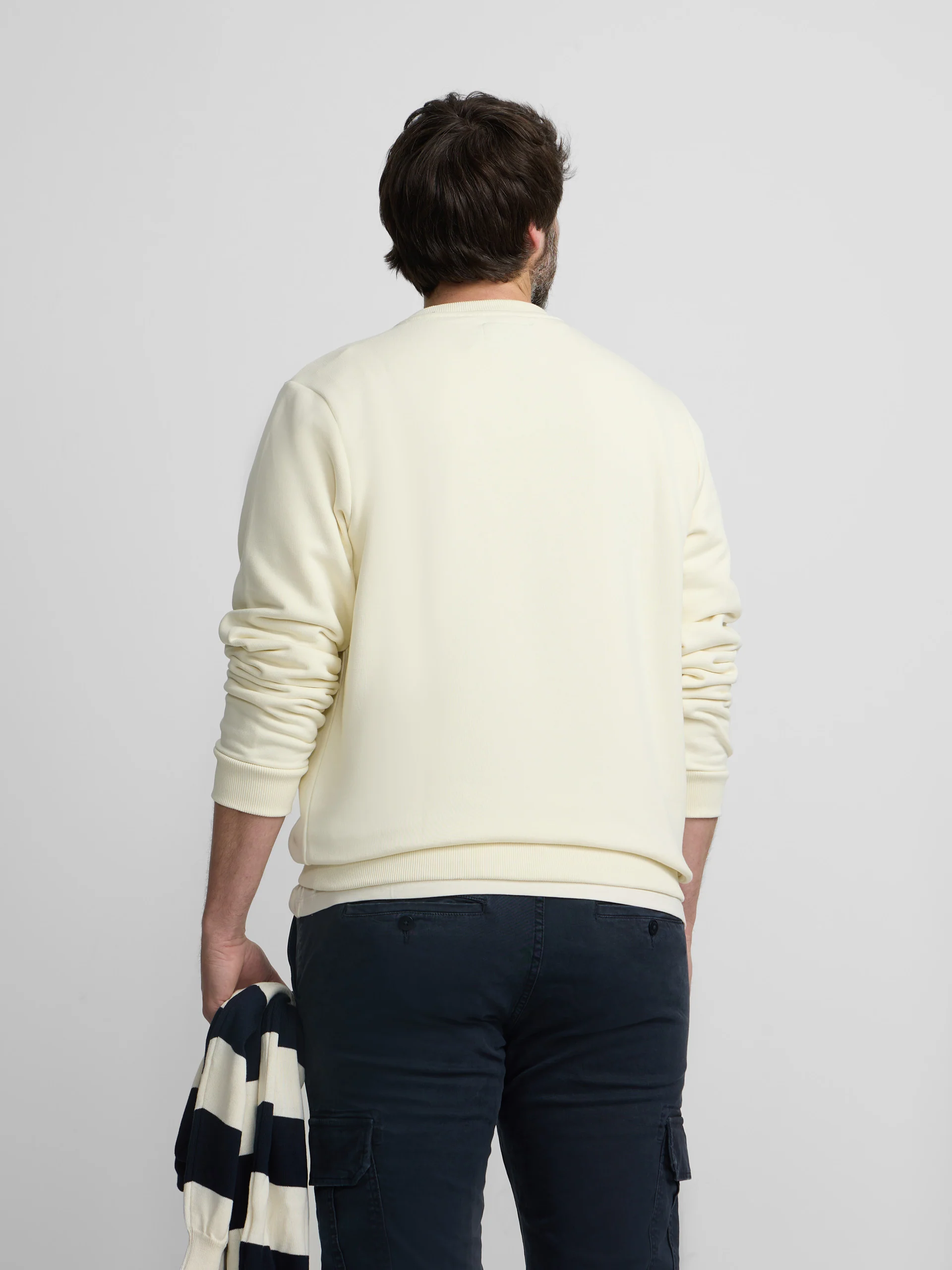 Sudadera minilogo crema - Image 11