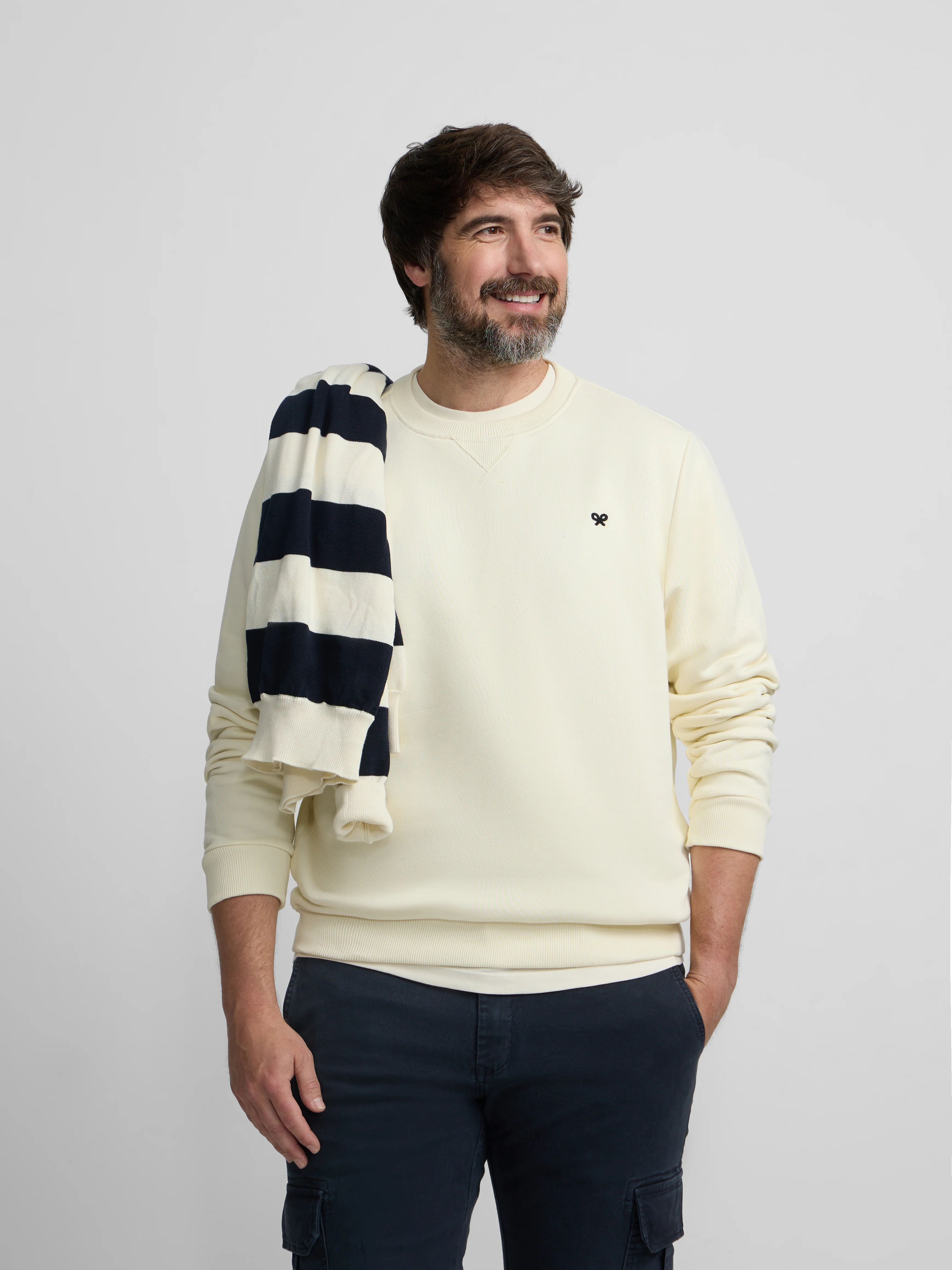 Sudadera minilogo crema - Image 5