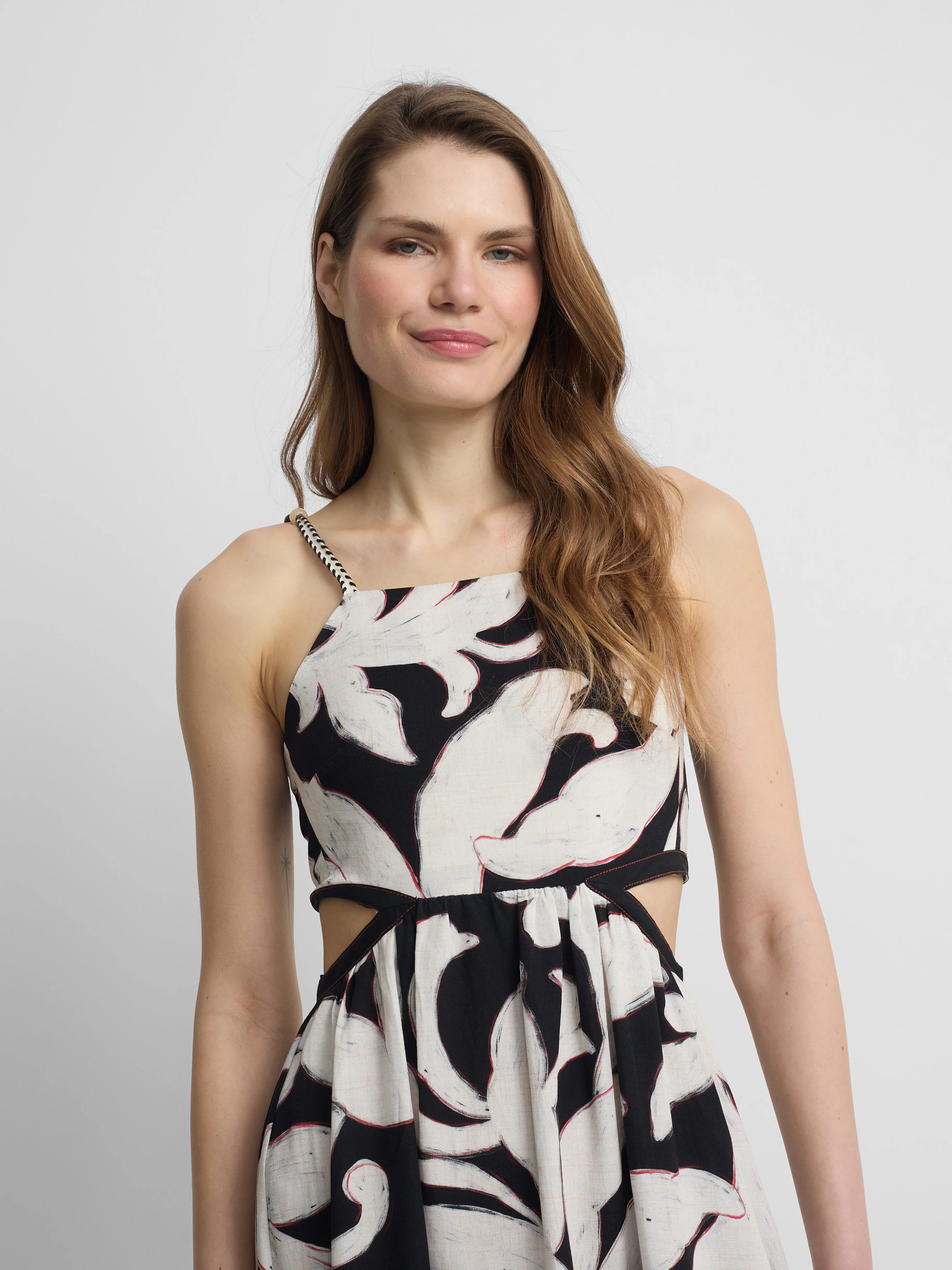 Vestido cut out estampado flores negro - Image 4