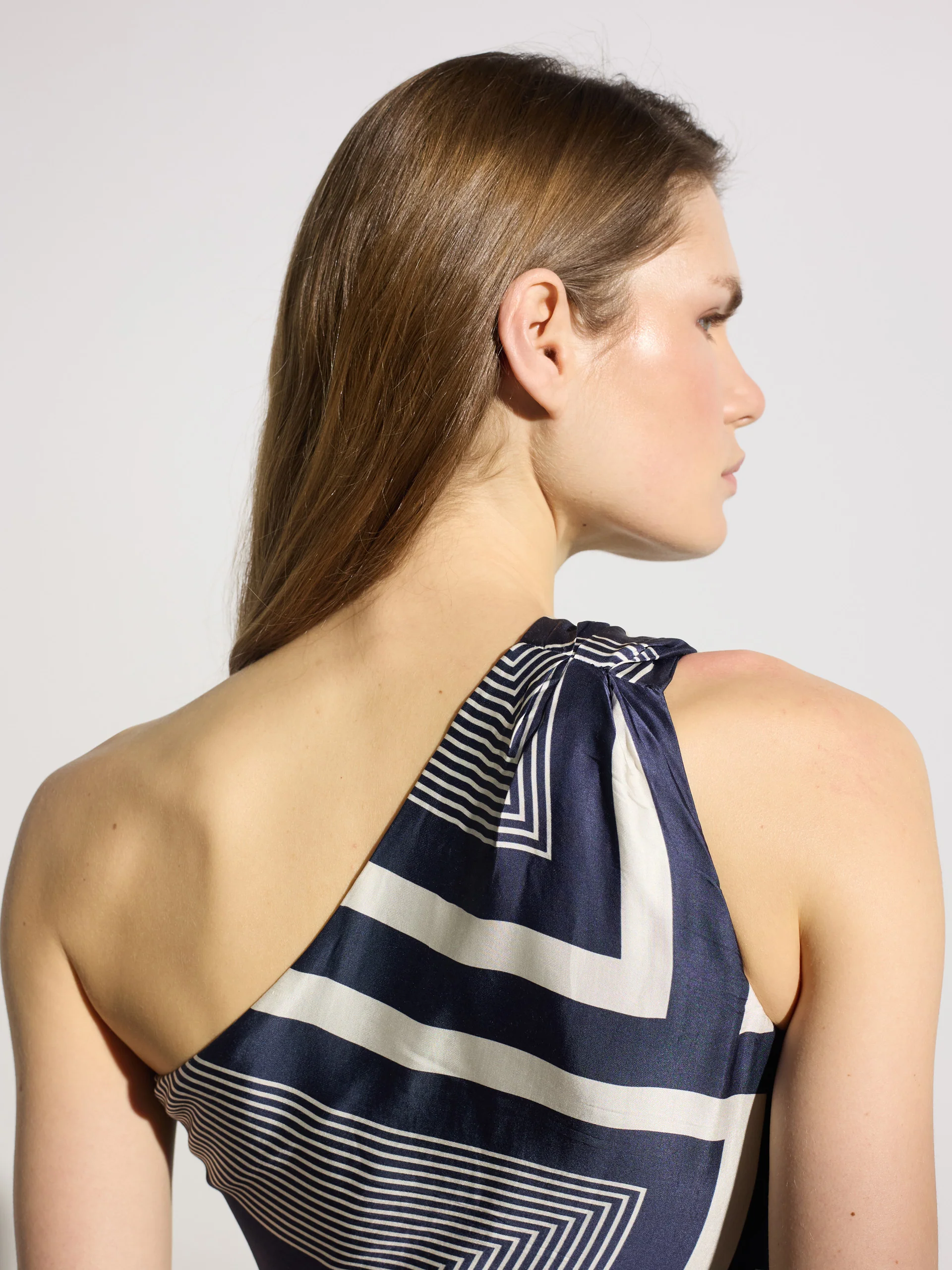 Vestido midi unique asimetrico estampado azul - Image 14