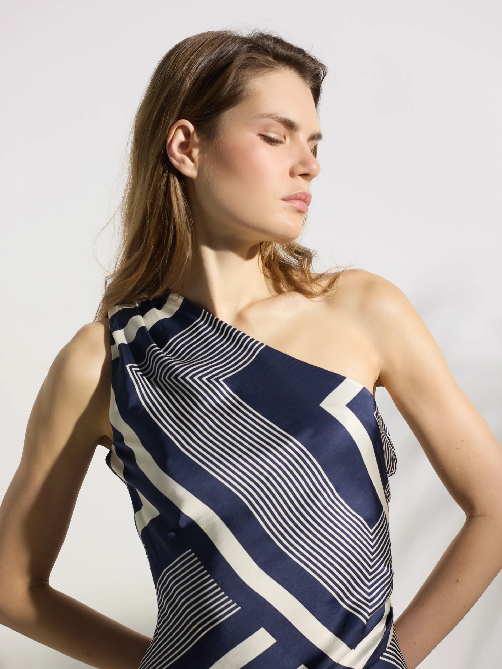 Vestido midi unique asimetrico estampado azul - Image 7
