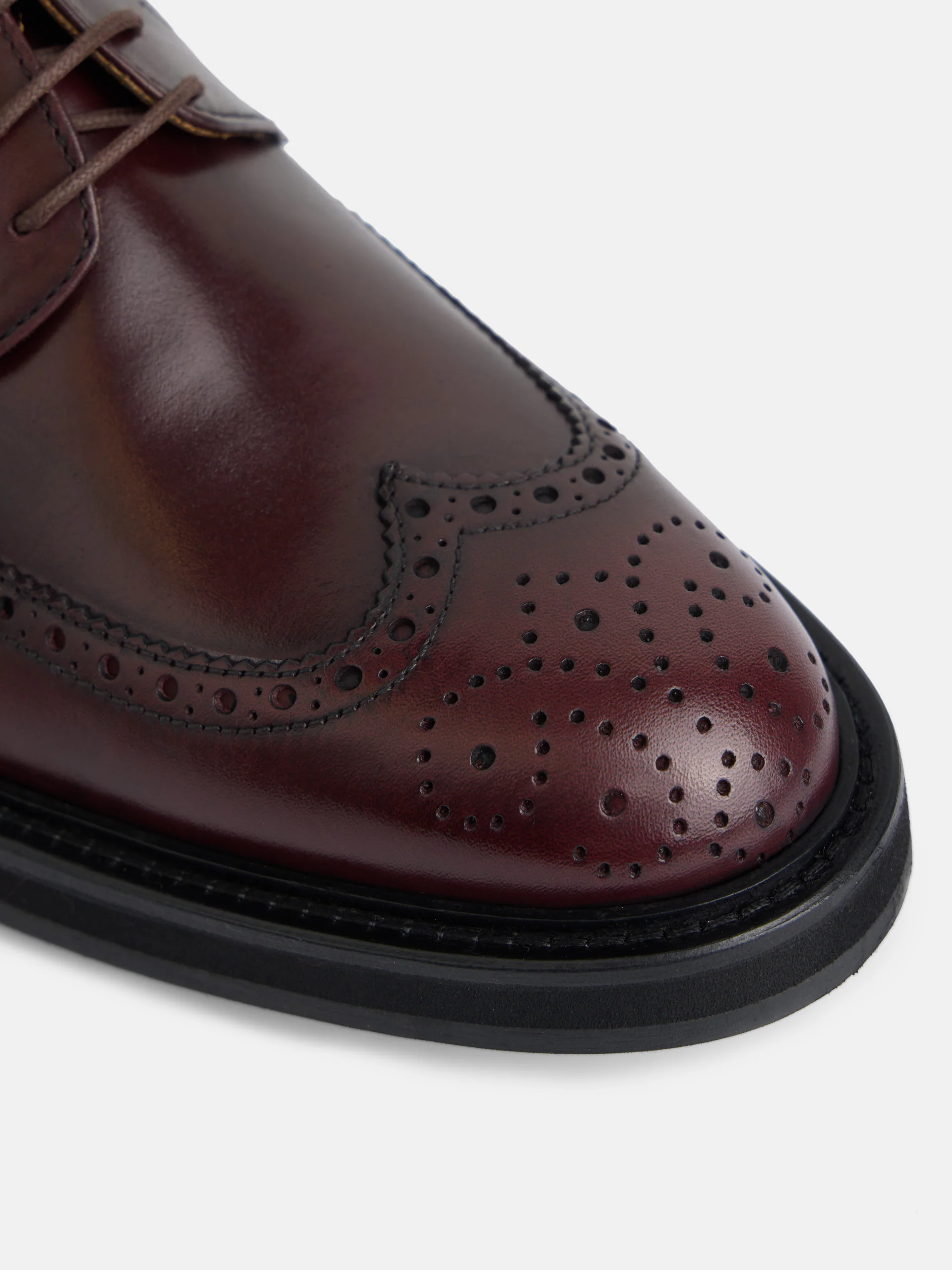 Zapato clasico piel perforado burdeos - Image 3