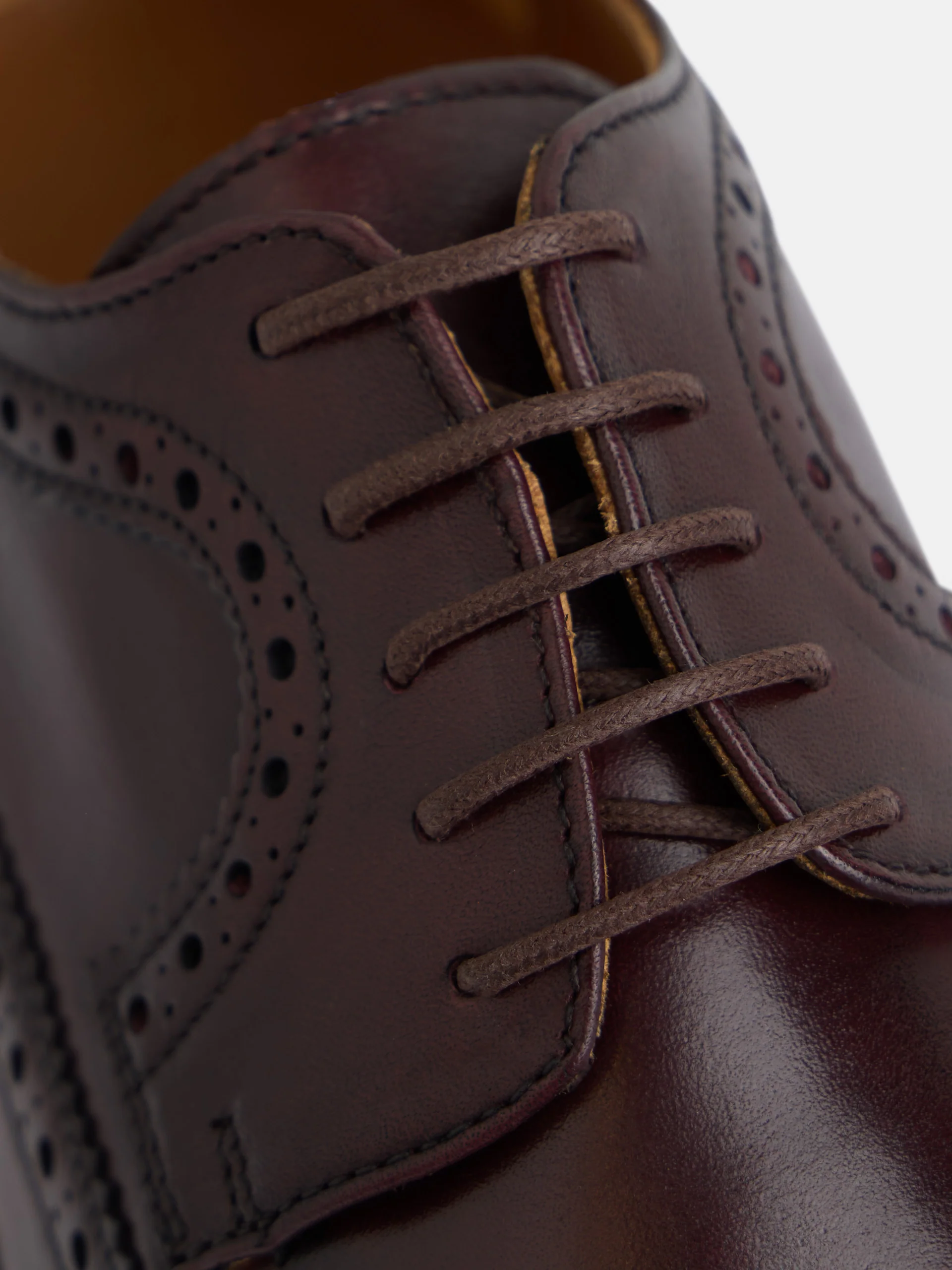 Zapato clasico piel perforado burdeos - Image 4